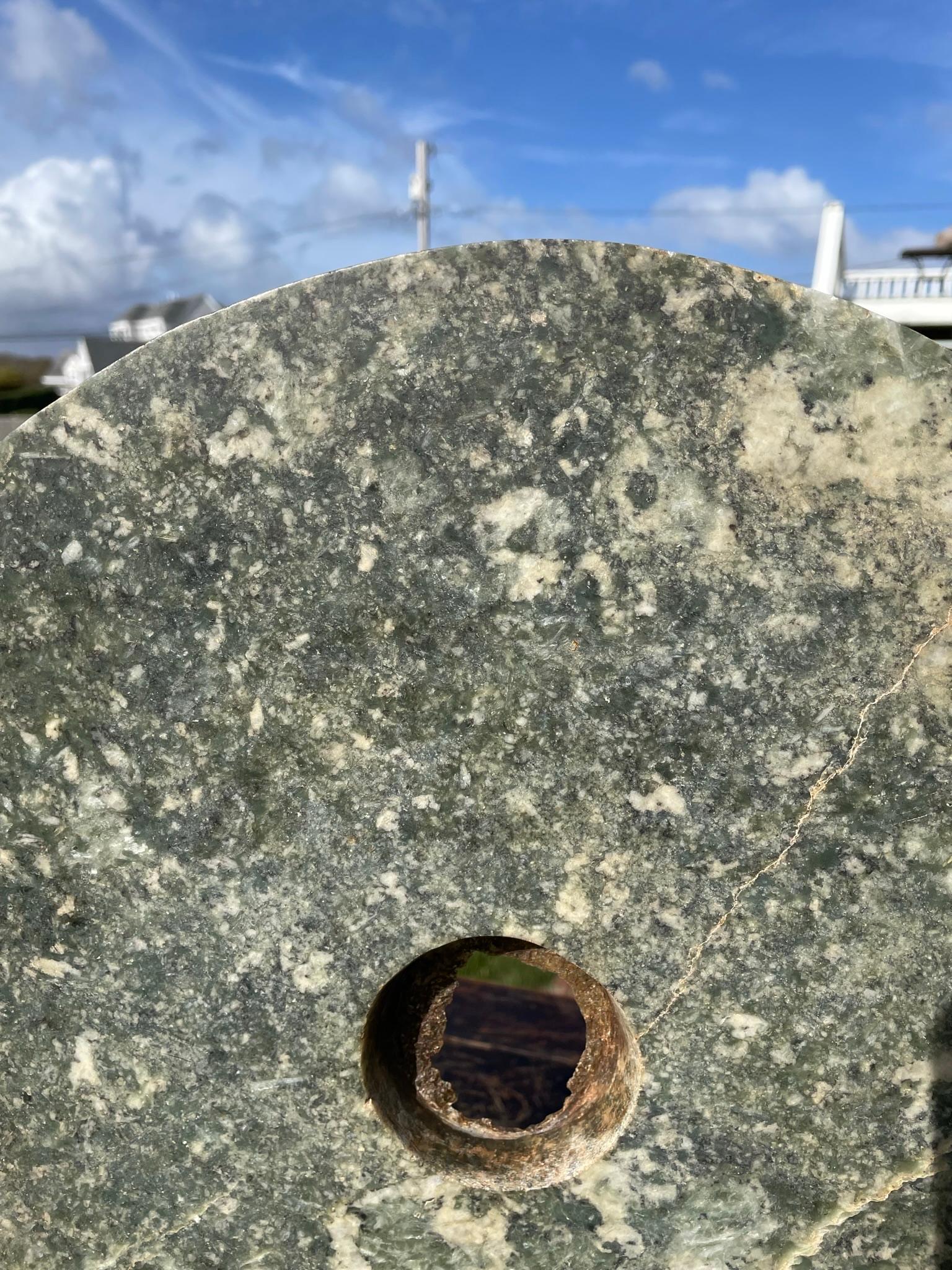 Sculpté à la main Grand disque bi en jade rond sculpté à la main, dynastie Qing en vente