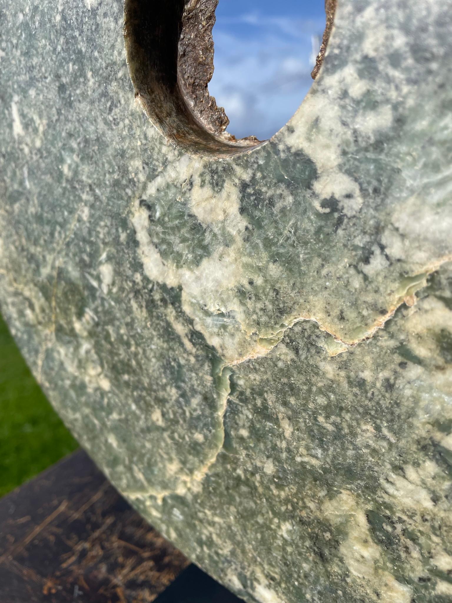 20ième siècle Grand disque bi en jade rond sculpté à la main, dynastie Qing en vente