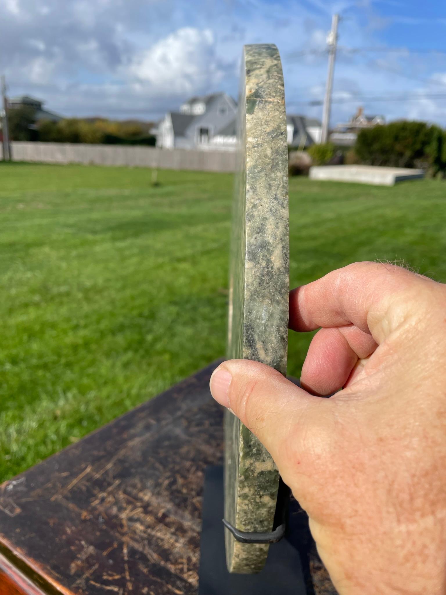 Grand disque bi en jade rond sculpté à la main, dynastie Qing en vente 1