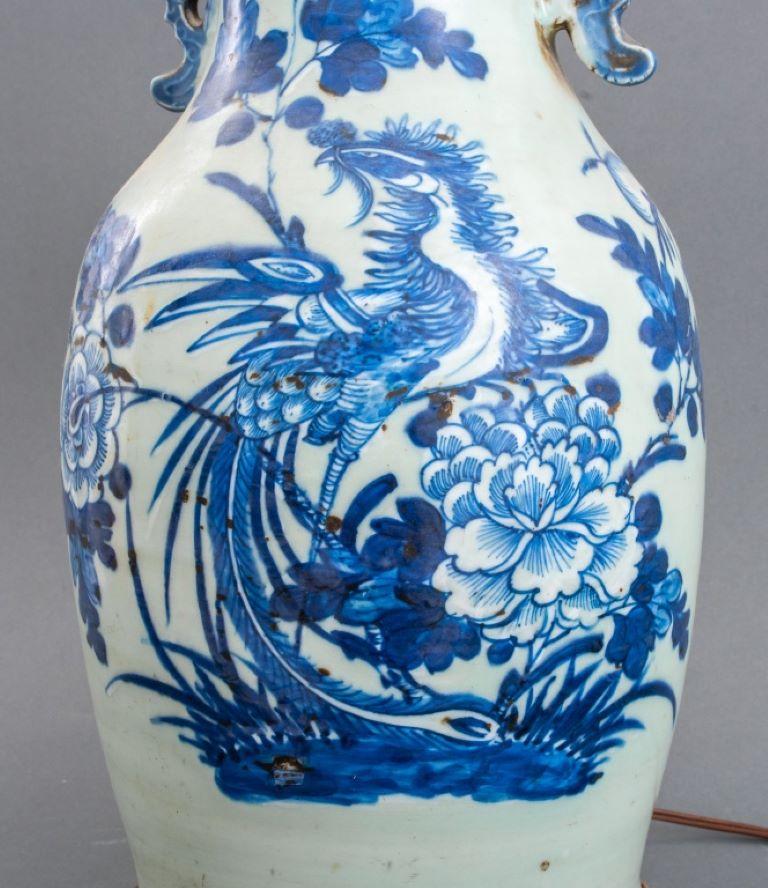 Grande lampe vase à balustre en porcelaine chinoise montée en vente 1