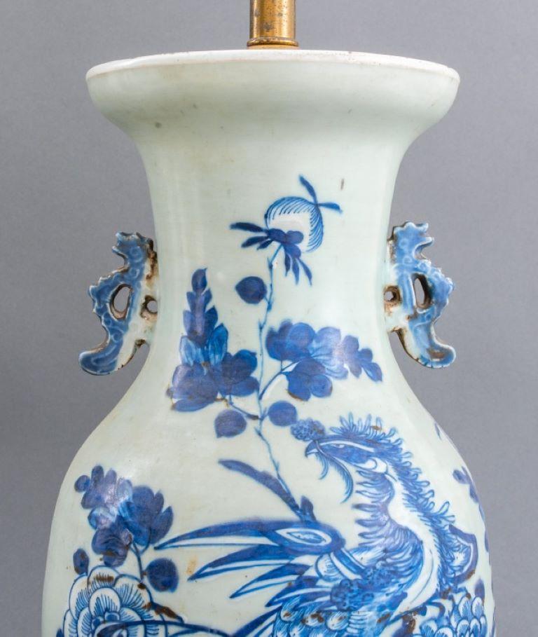 Grande lampe vase à balustre en porcelaine chinoise montée en vente 2