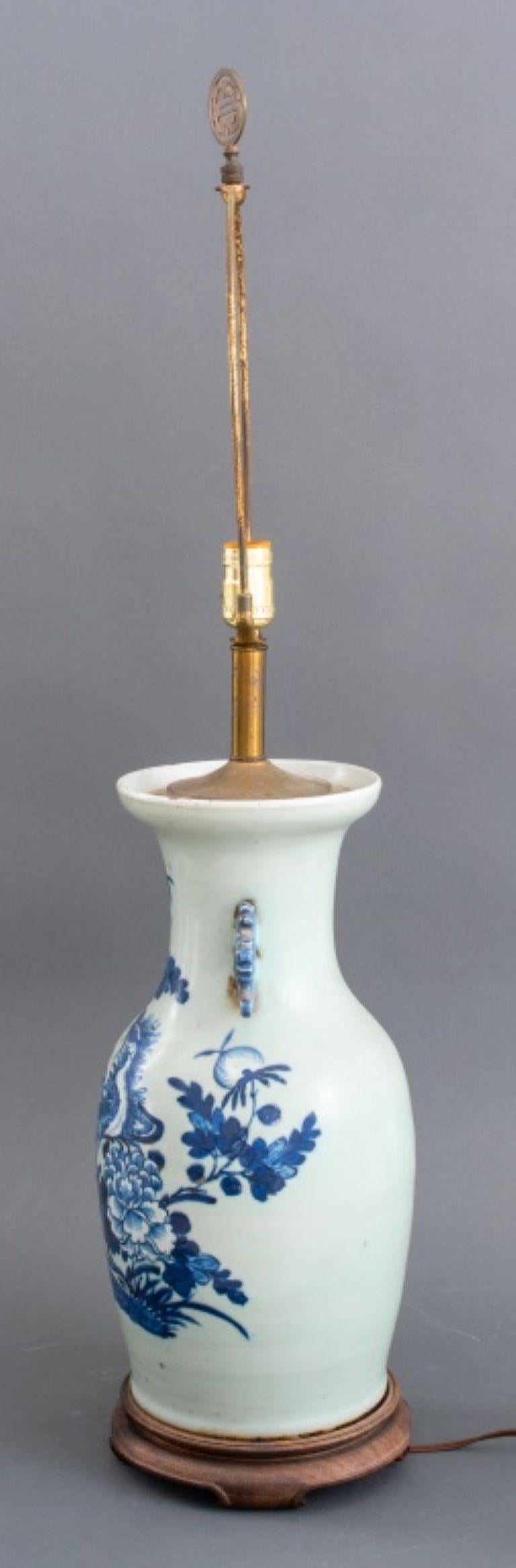 Grande lampe vase à balustre en porcelaine chinoise montée en vente 4