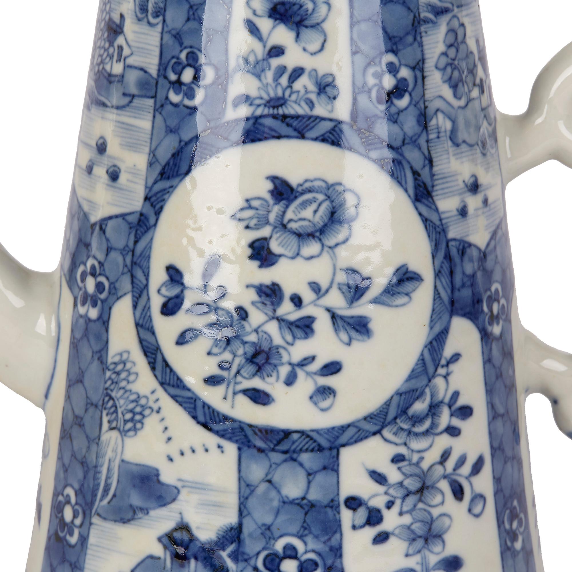 Chinese Large Qianlong Blue and White Porcelain Chocolate Pot, 18th Century In Good Condition For Sale In Bishop's Stortford, Hertfordshire