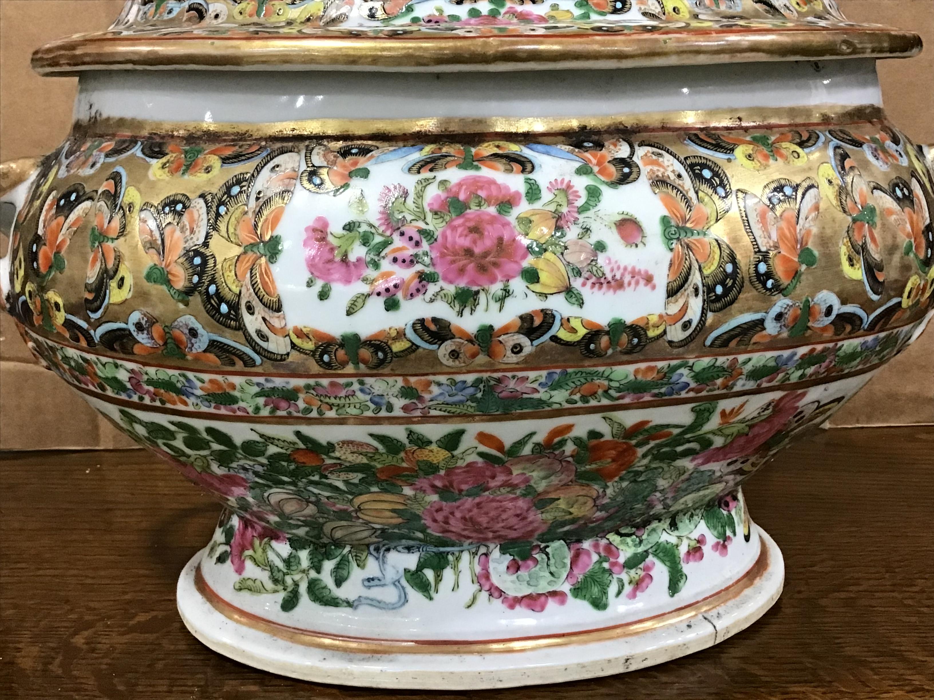 Porcelaine Soupière chinoise à grand médaillon en forme de rose