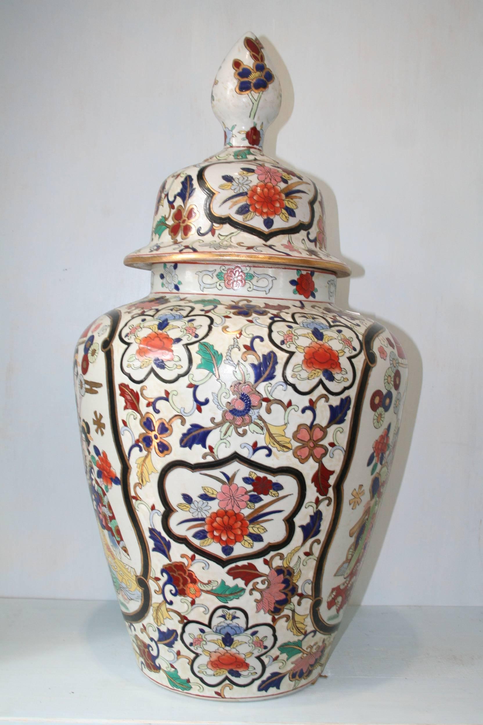 Chinese Large Scale Porcelain Urn with Figures and Flowers In Excellent Condition For Sale In Madrid, ES