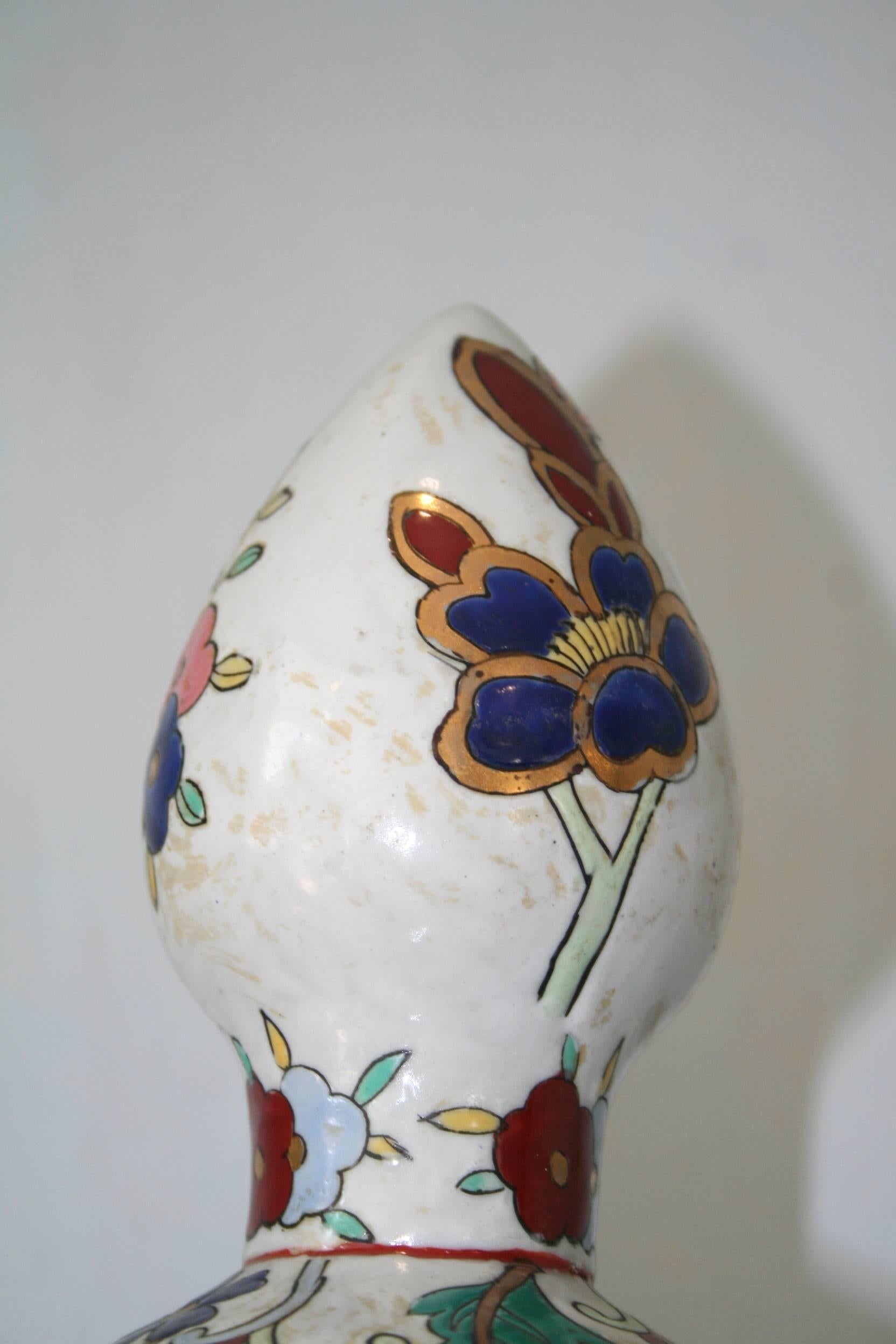 Chinese Large Scale Porcelain Urn with Figures and Flowers For Sale 1