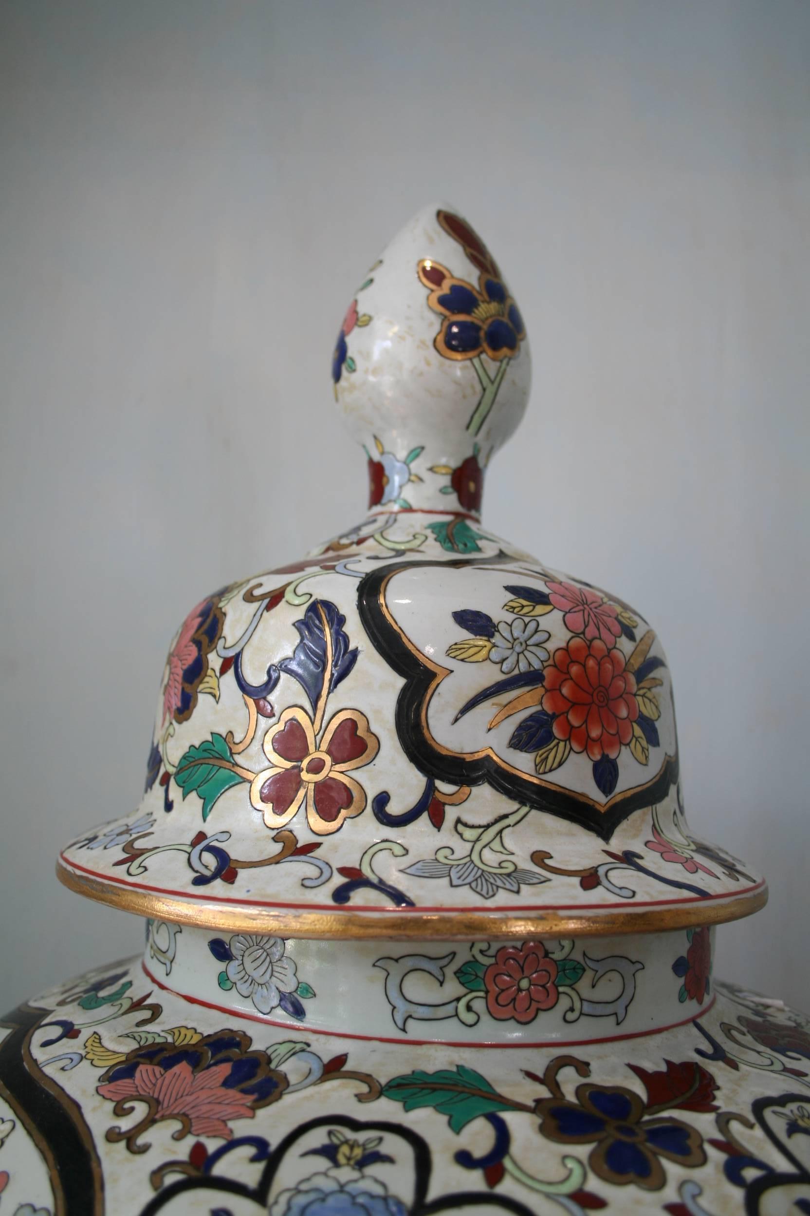 Chinese Large Scale Porcelain Urn with Figures and Flowers For Sale 2