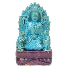 Chinesische glasierte Biskuitfigur von Guanyin aus dem späten Ming-Fahua-Stil