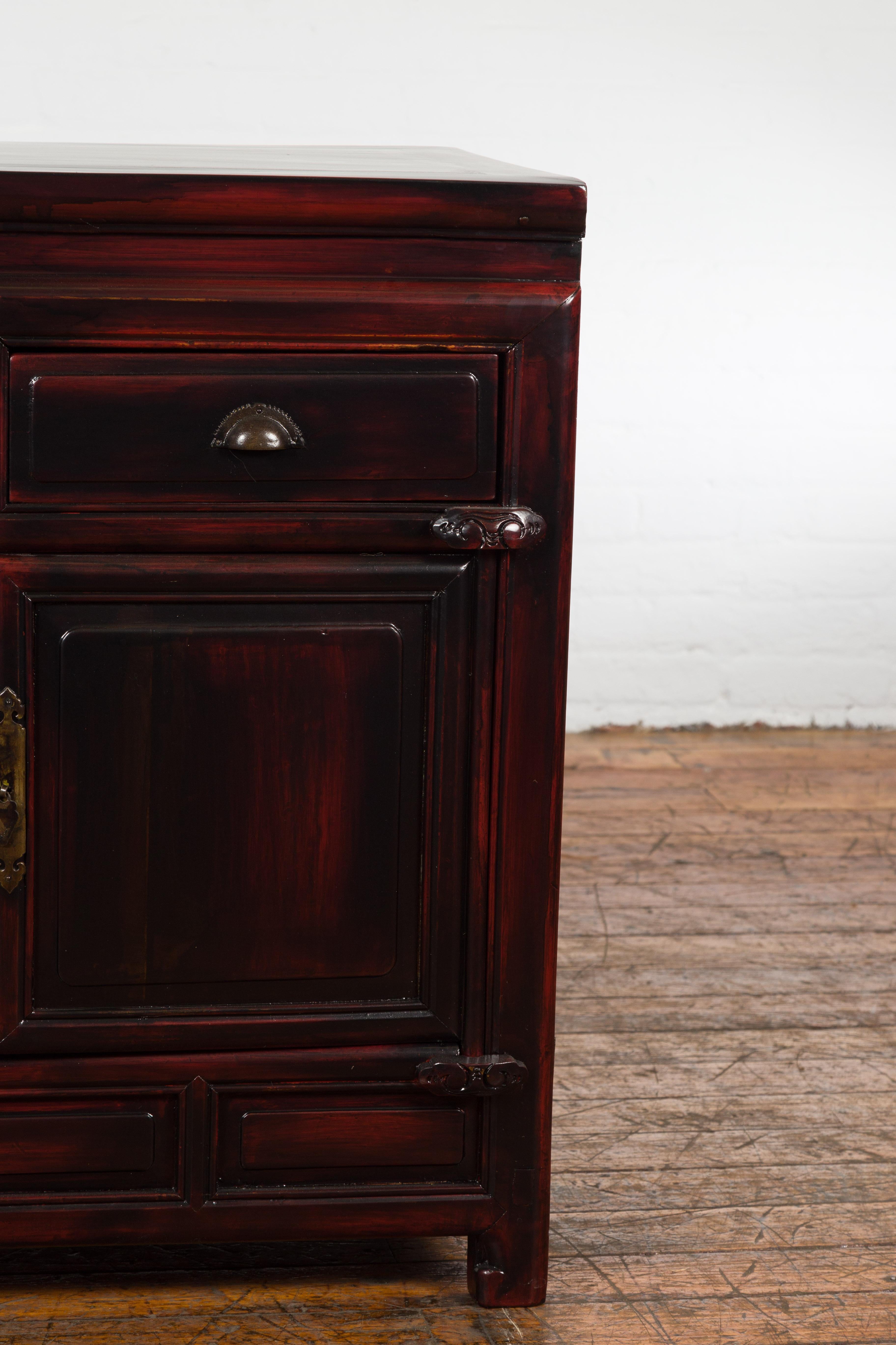 Chinese Late Qing Dynasty 1900s Side Cabinet with Reddish Black Lacquer For Sale 5