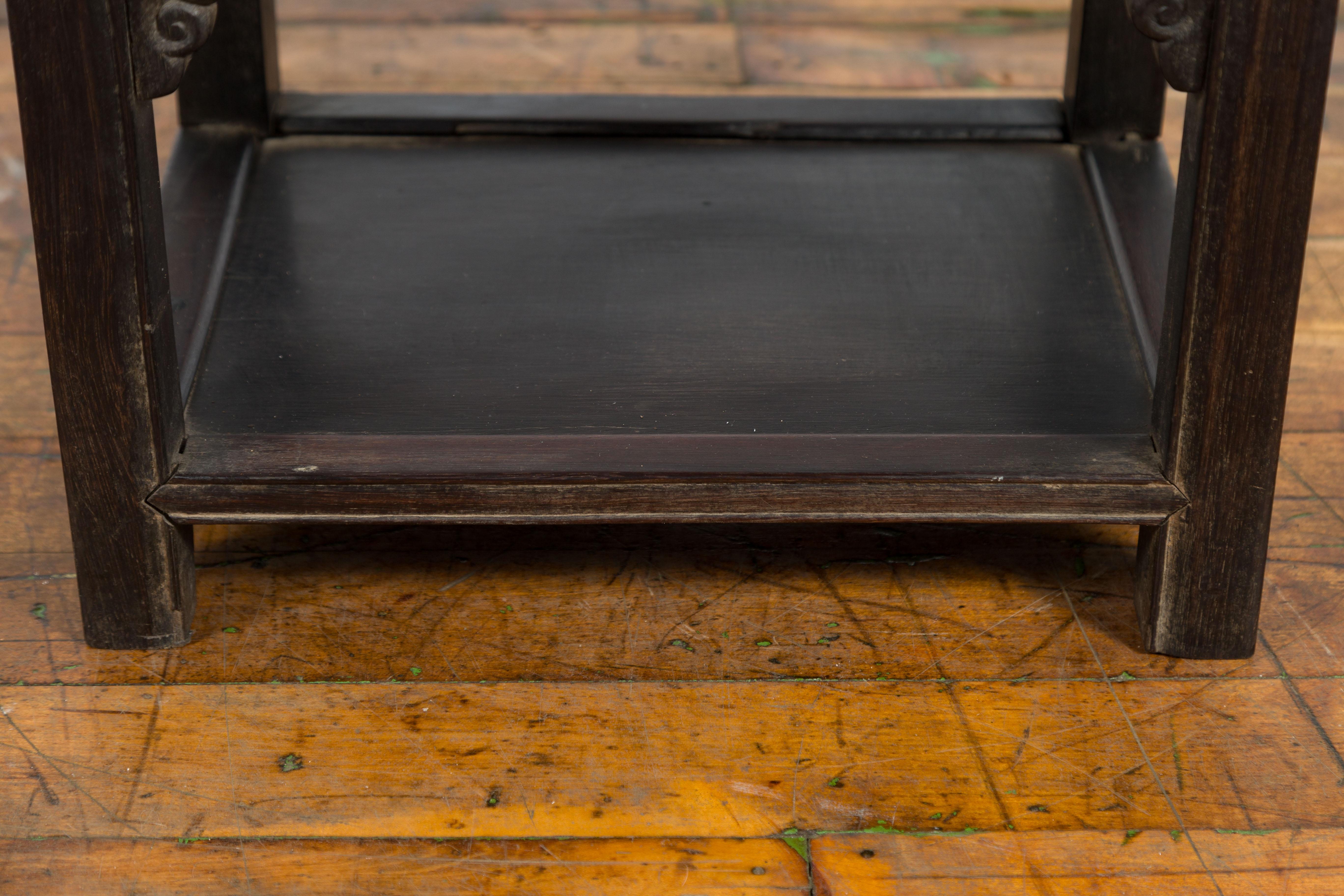 Tabouret chinois de la fin de la dynastie Qing des années 1900 avec tablier sculpté dans les nuages et étagère inférieure en vente 8