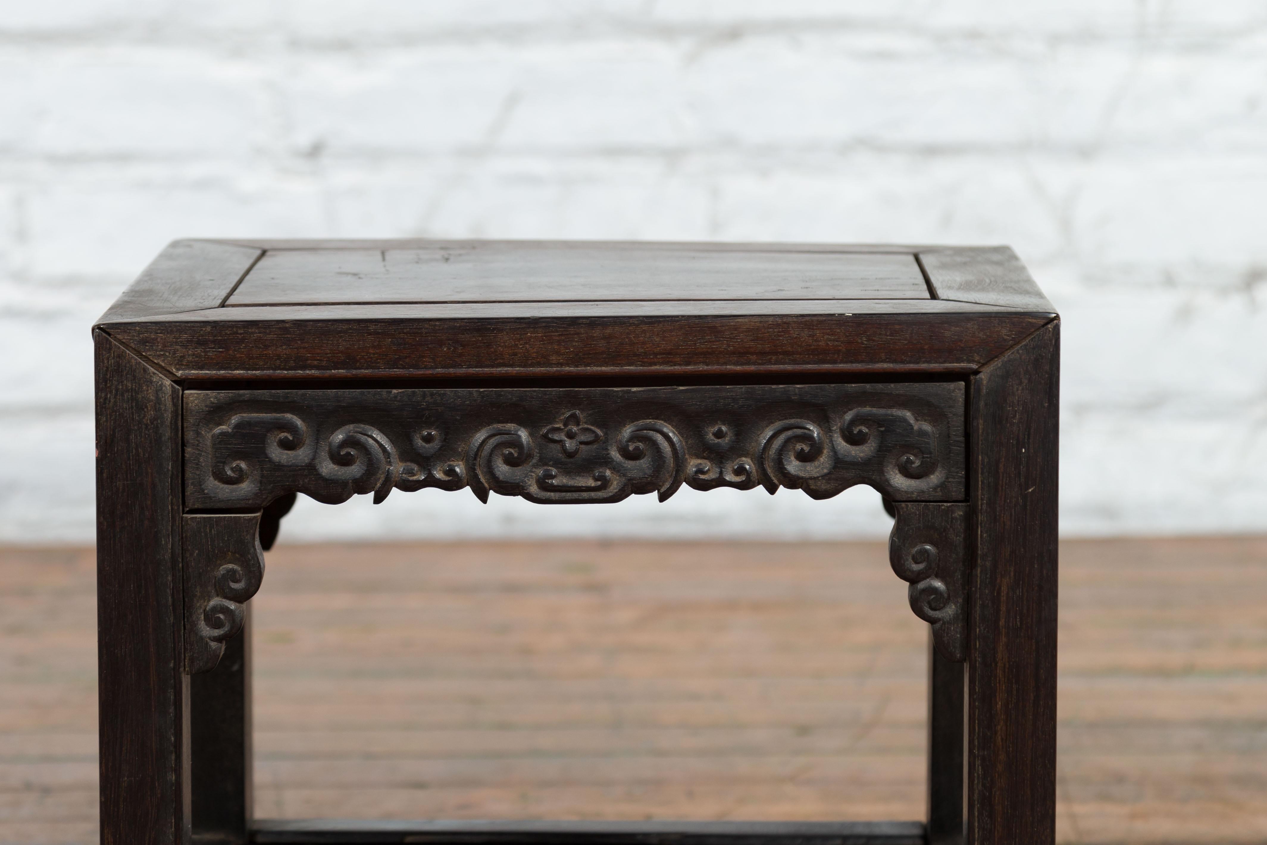 Chinese Late Qing Dynasty 1900s Stool with Cloud-Carved Apron and Lower Shelf For Sale 3