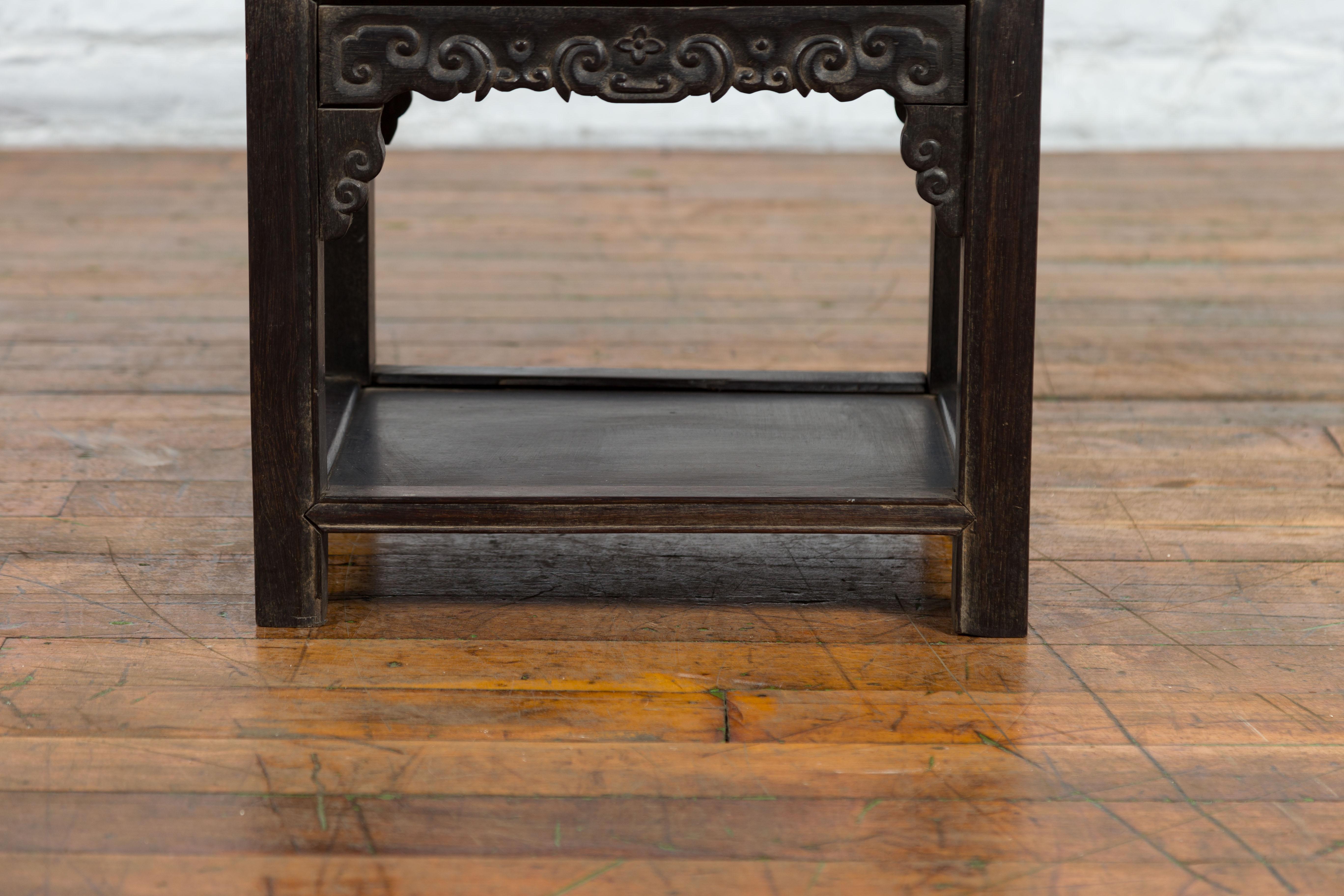 Tabouret chinois de la fin de la dynastie Qing des années 1900 avec tablier sculpté dans les nuages et étagère inférieure en vente 2