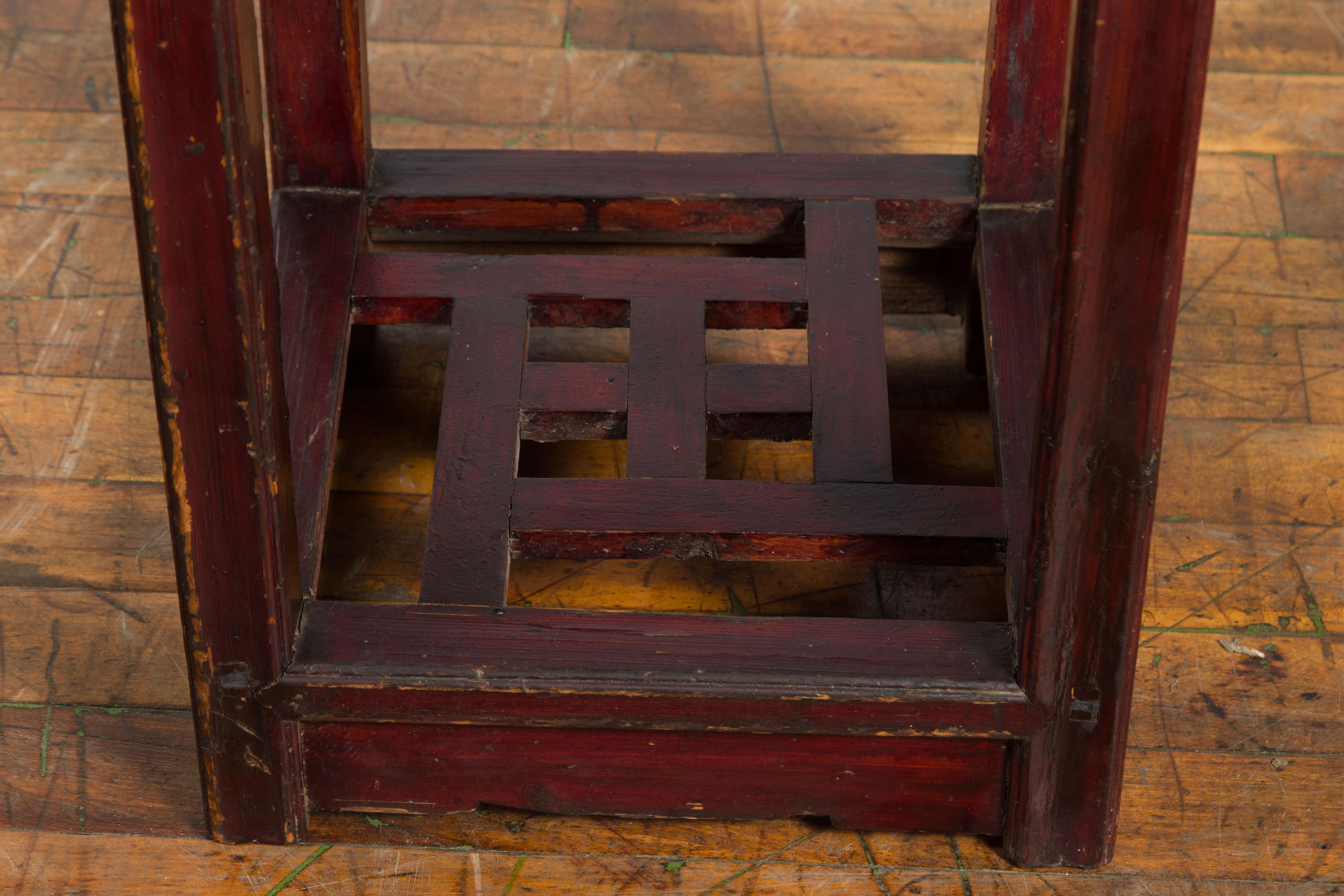 Table à étages chinoise de la fin de la dynastie Qing des années 1900 avec tiroir et étagère chantournée en vente 7