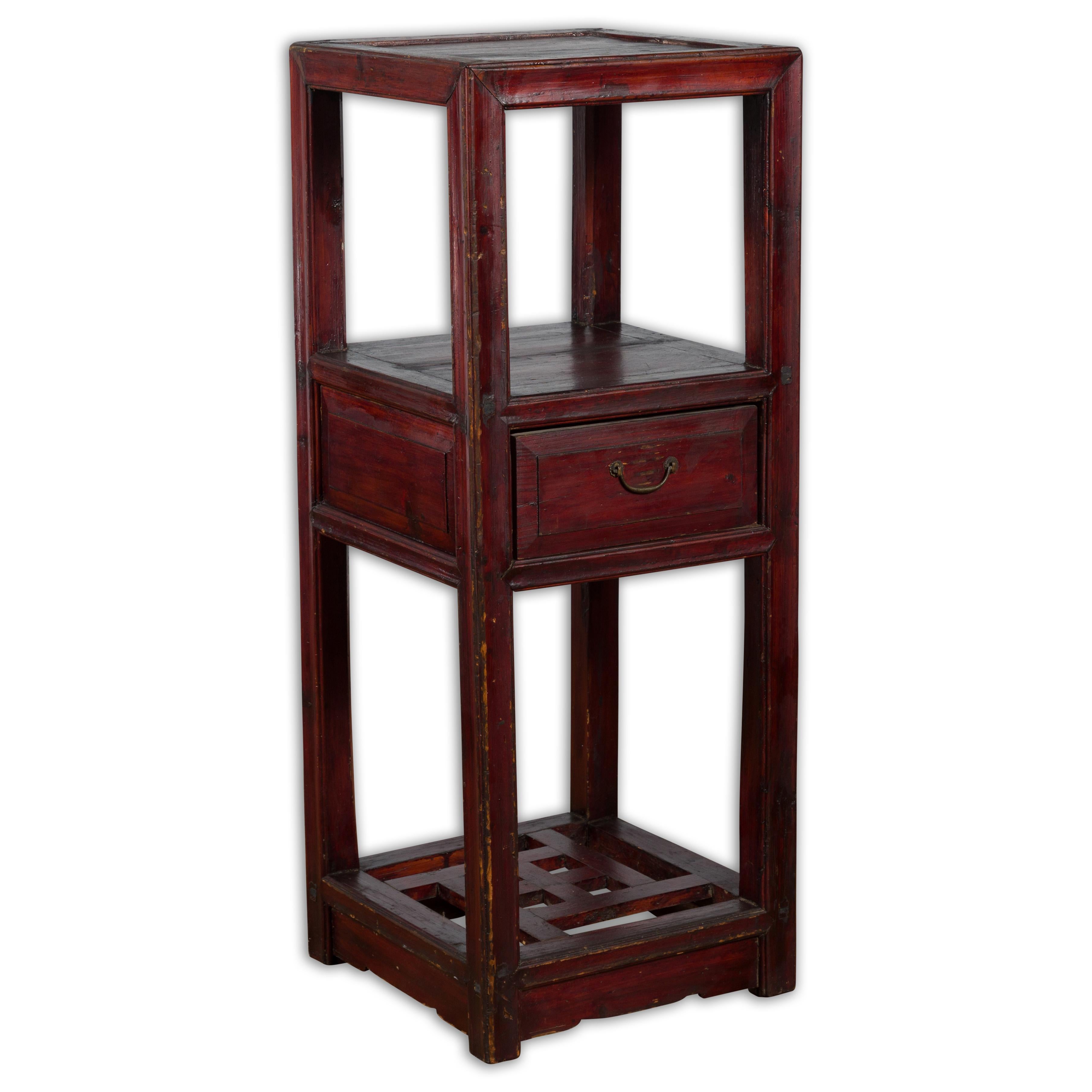 Table à étages de la fin de la Dynasty des Qing 1900 avec tiroir et étagère ajourée en vente 8