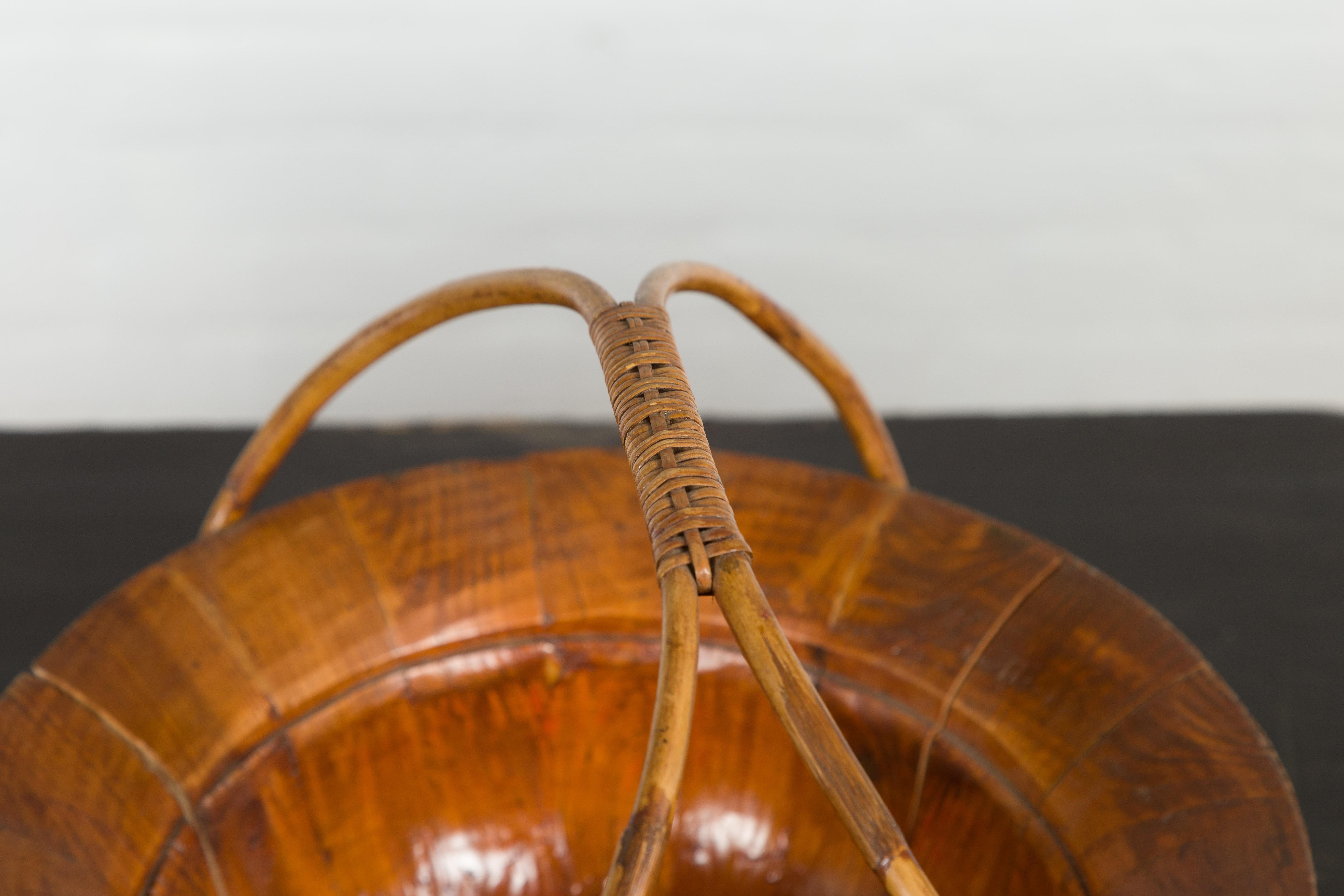 Chinese Late Qing Dynasty 1900s Varnished Bamboo Basket with Large Handles For Sale 5