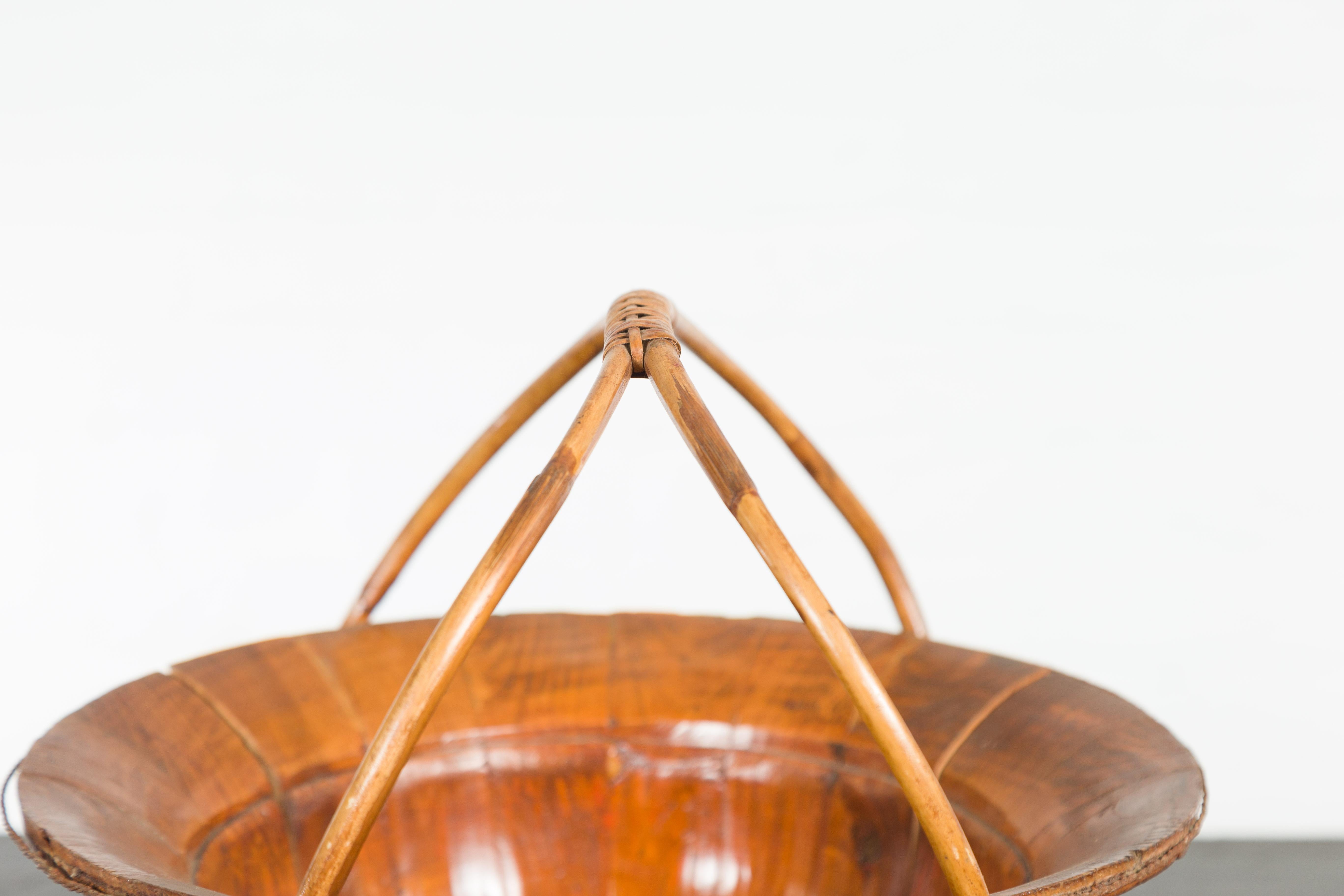 Chinese Late Qing Dynasty 1900s Varnished Bamboo Basket with Large Handles In Good Condition For Sale In Yonkers, NY