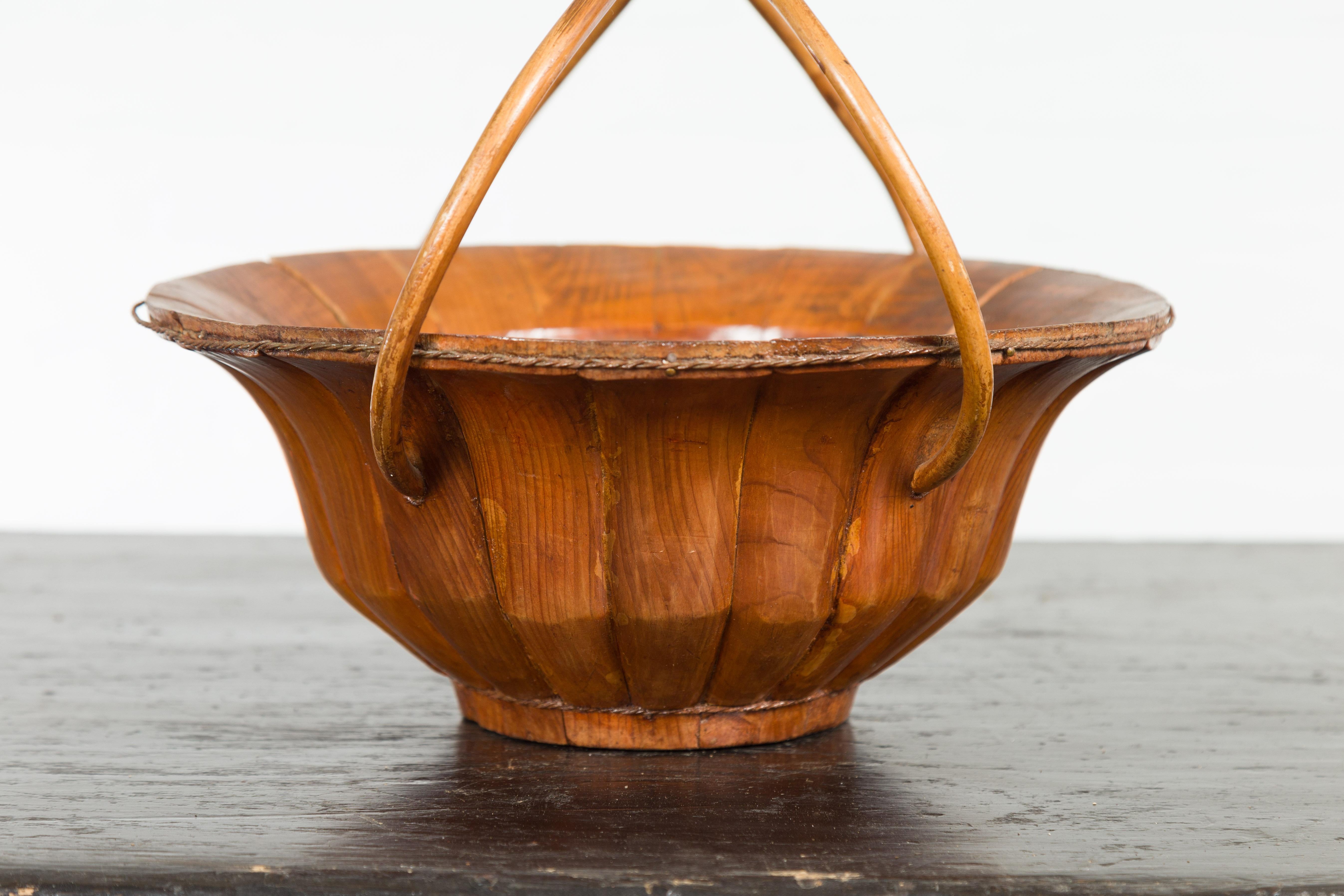 20th Century Chinese Late Qing Dynasty 1900s Varnished Bamboo Basket with Large Handles For Sale