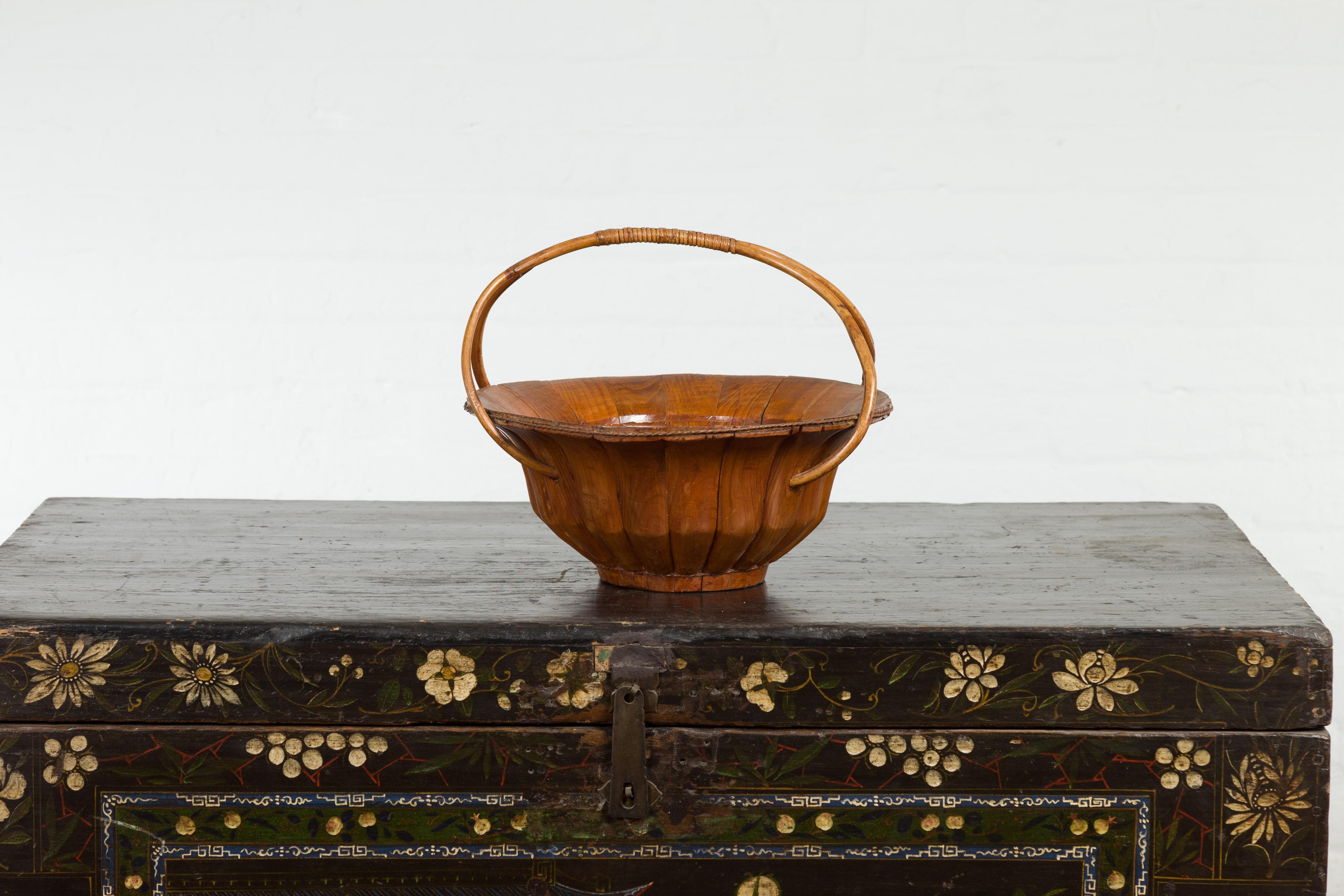 Chinese Late Qing Dynasty 1900s Varnished Bamboo Basket with Large Handles For Sale 2