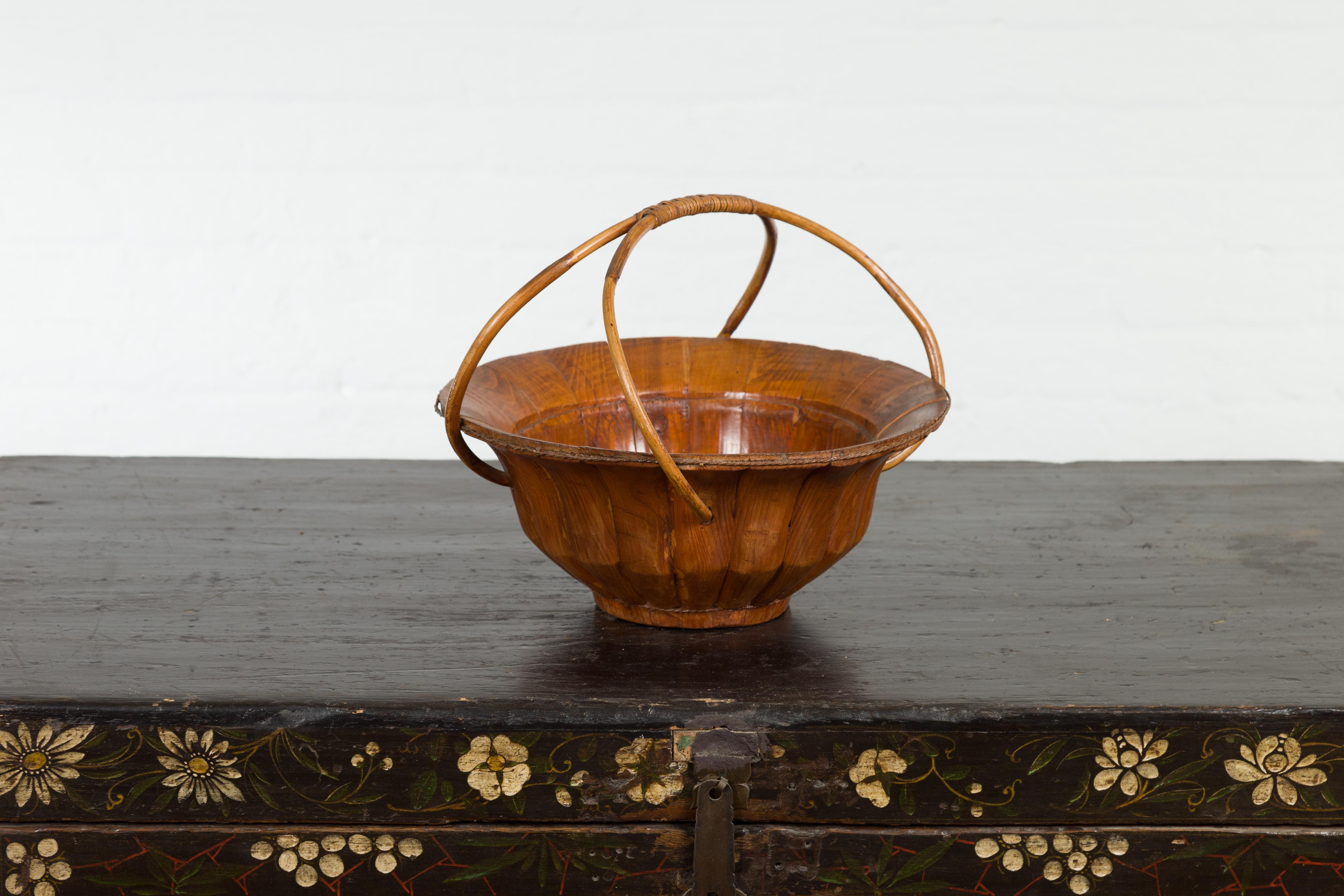Chinese Late Qing Dynasty 1900s Varnished Bamboo Basket with Large Handles For Sale 3