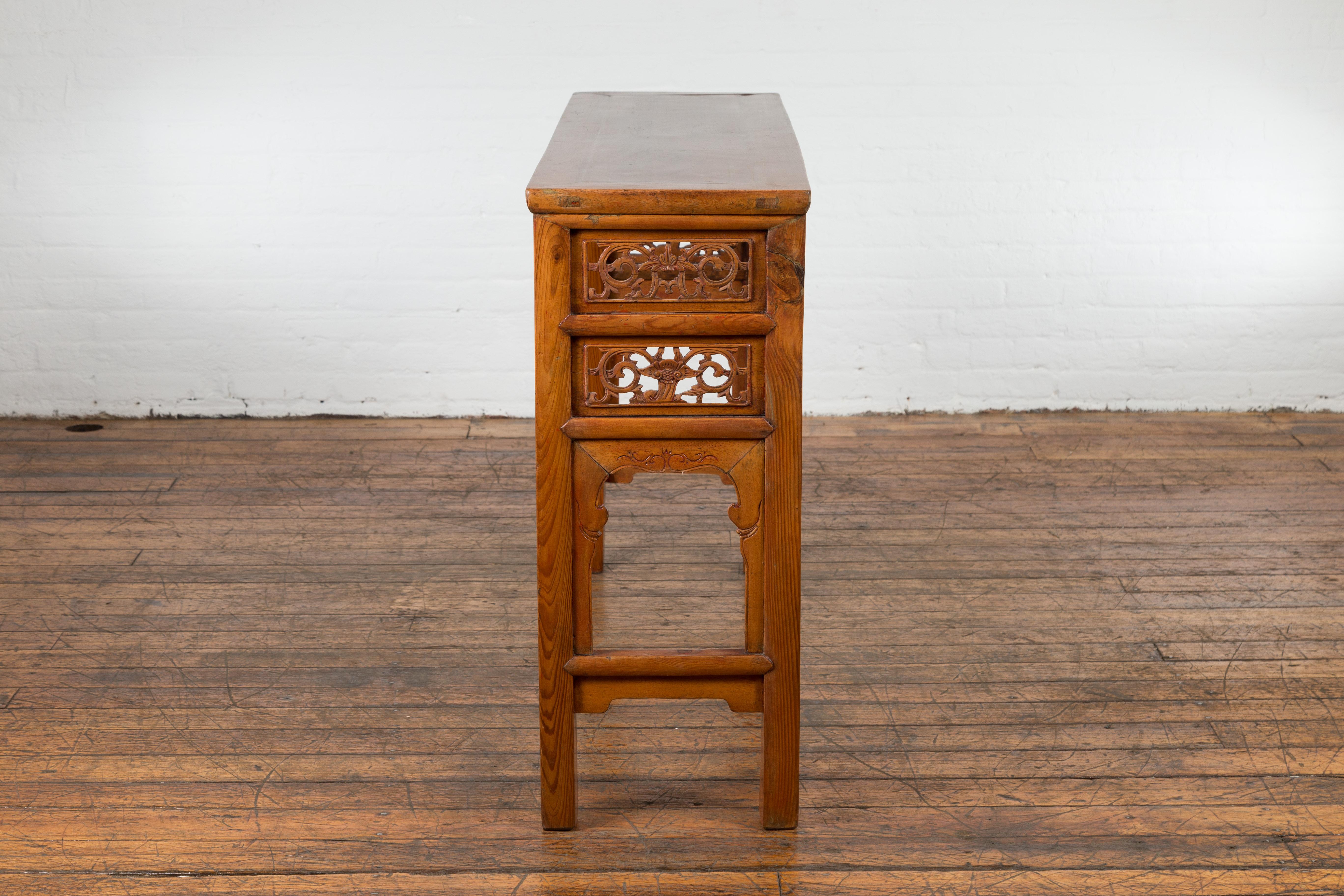 Chinese Late Qing Dynasty Altar Console Table with Foliage Carved Apron For Sale 14