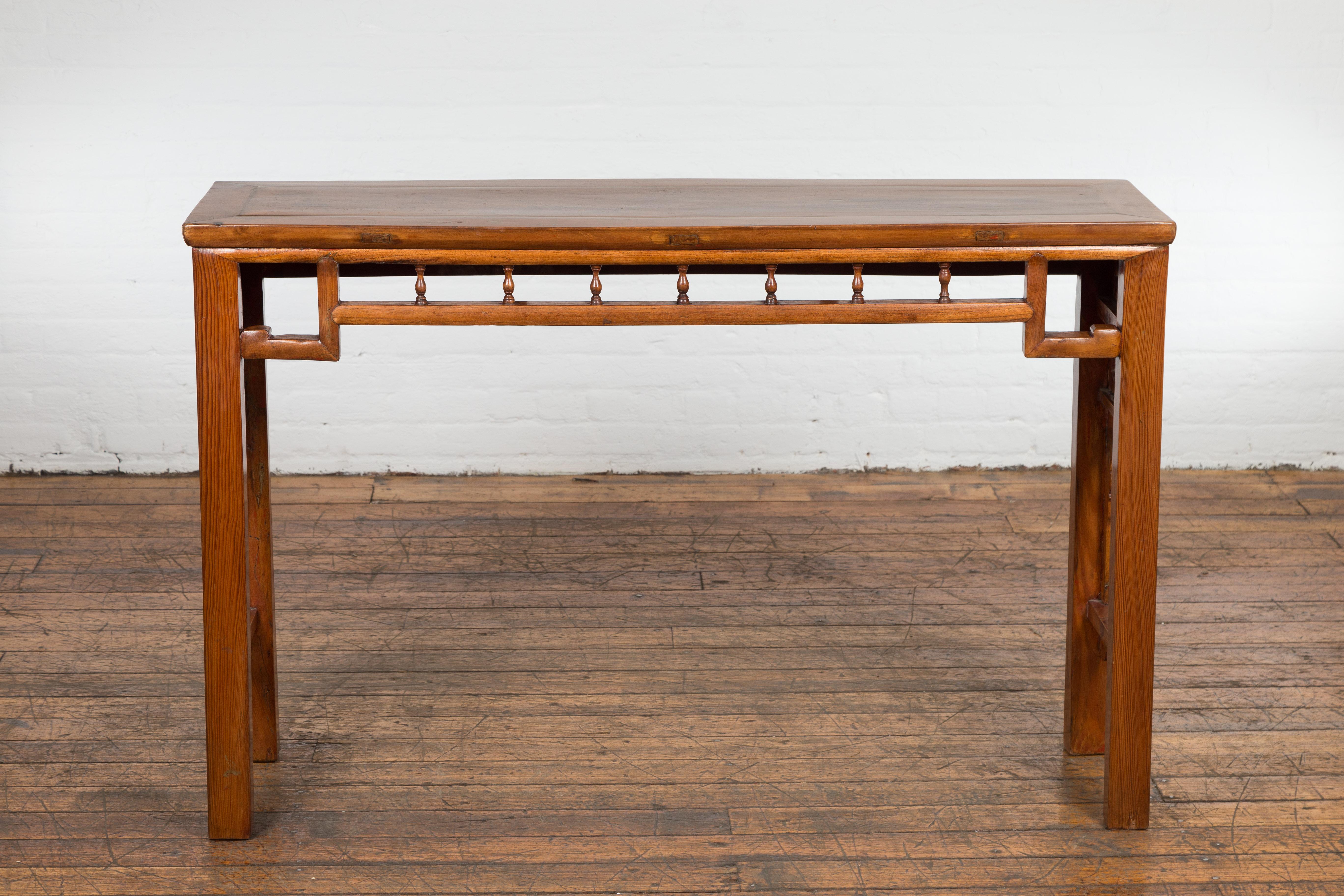 20th Century Chinese Late Qing Dynasty Altar Console Table with Foliage Carved Apron For Sale
