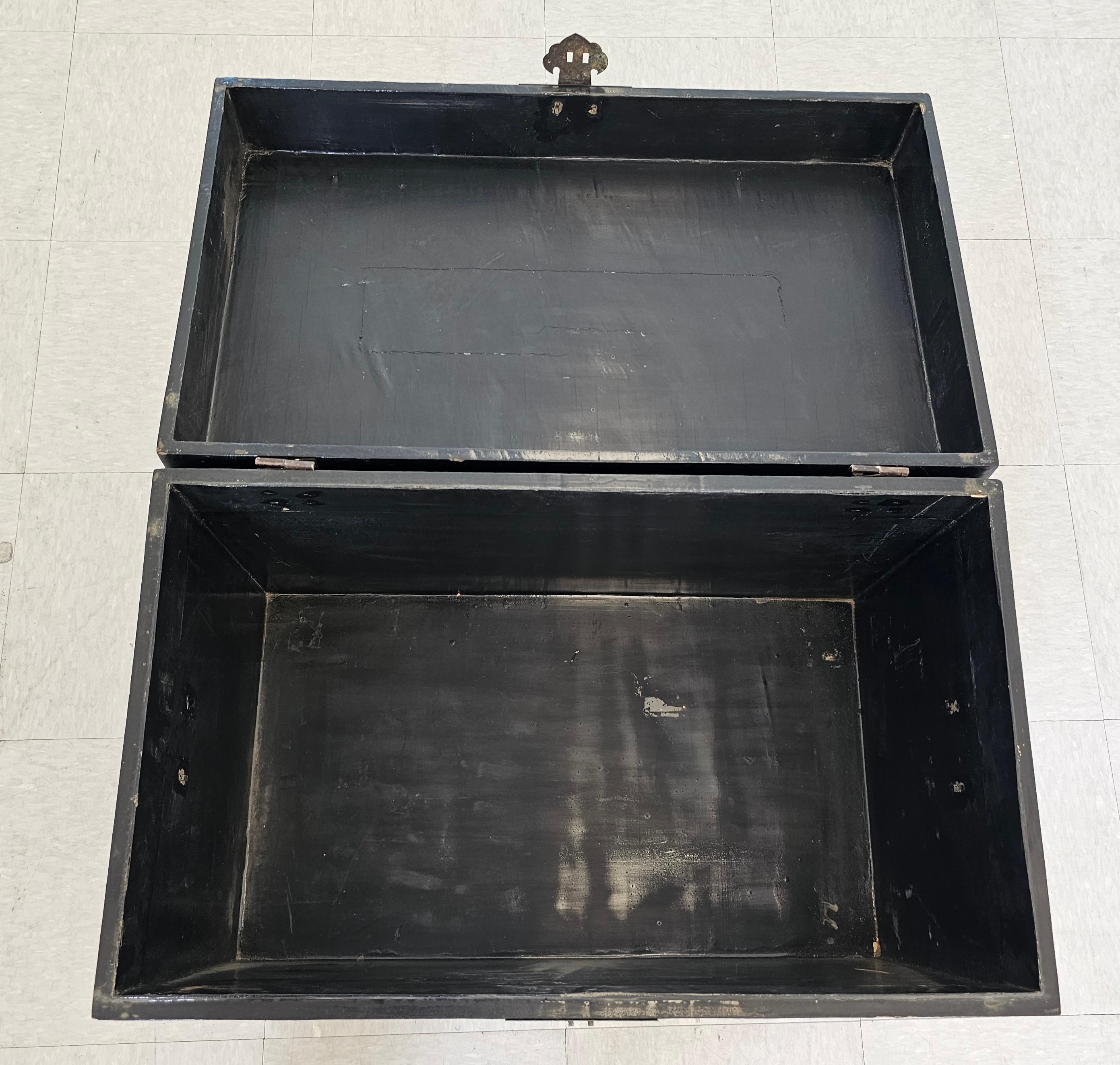 Baule da imballaggio cinese della tarda dinastia Qing decorato in ebano e parzialmente dorato in vendita 1