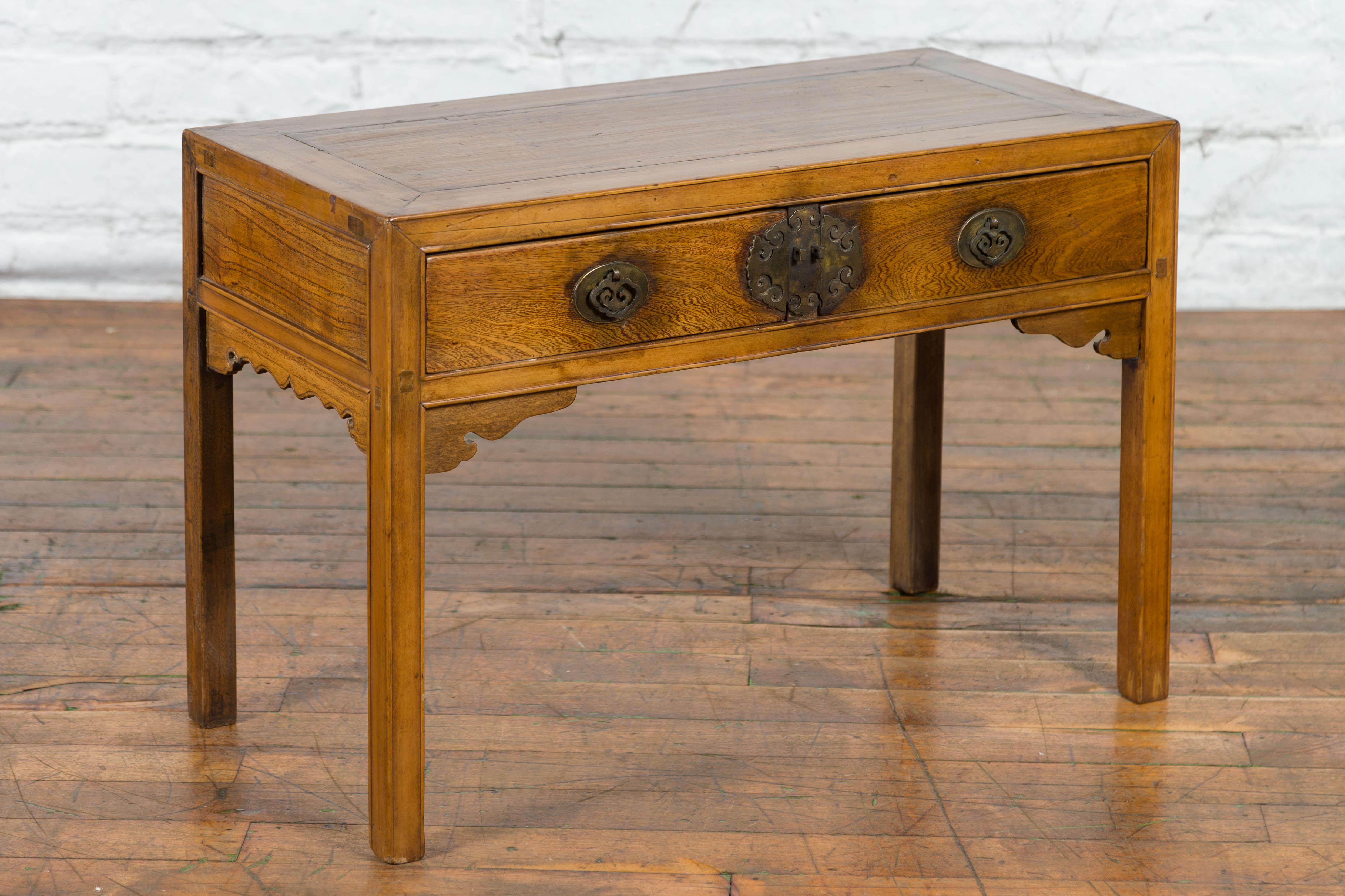 Sculpté Bureau en orme de la fin de la dynastie Qing avec deux tiroirs et une quincaillerie en laiton ornée en vente