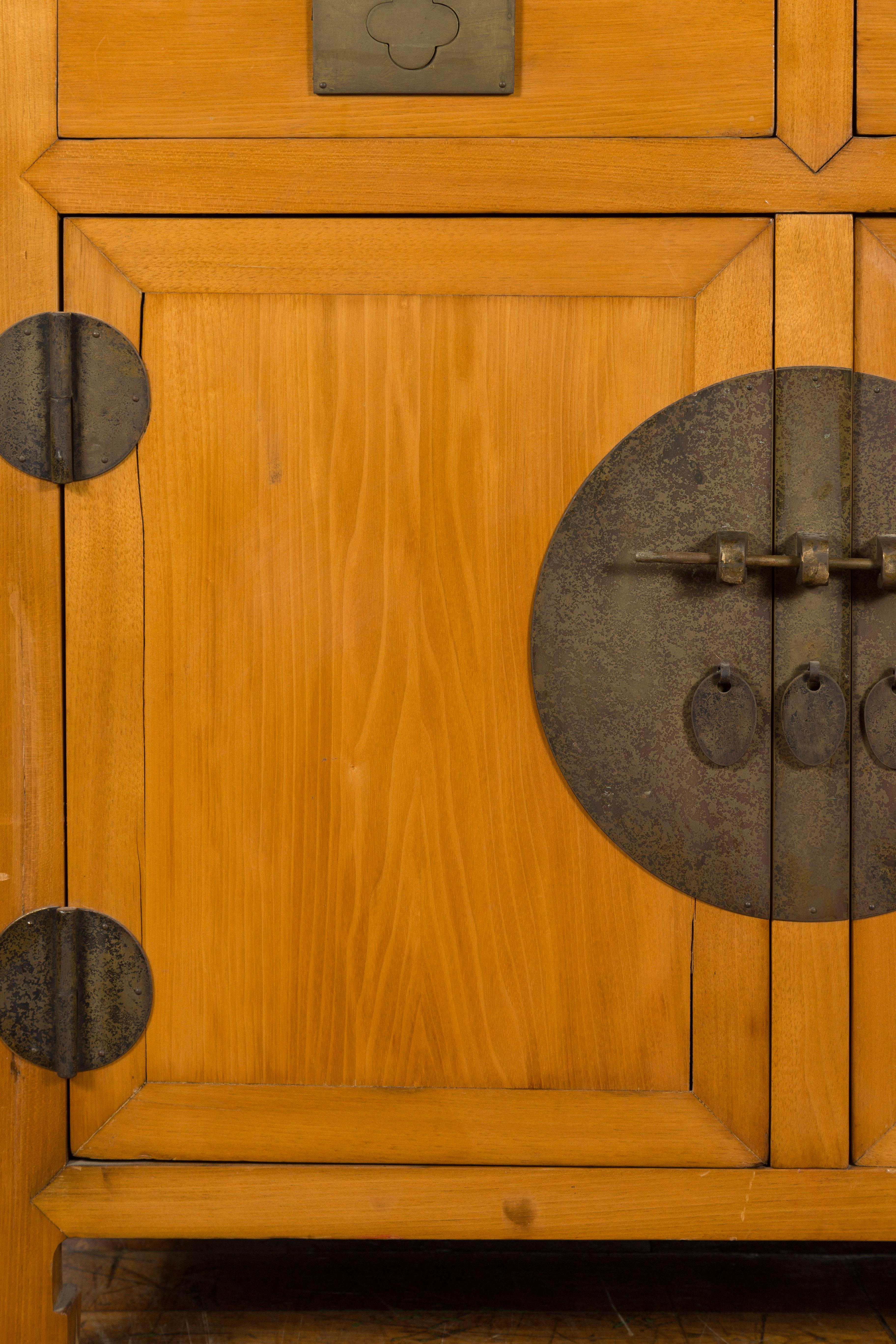 Meuble de rangement chinois en bois d'orme et laiton de la fin de la dynastie Qing avec tiroirs et portes en vente 2