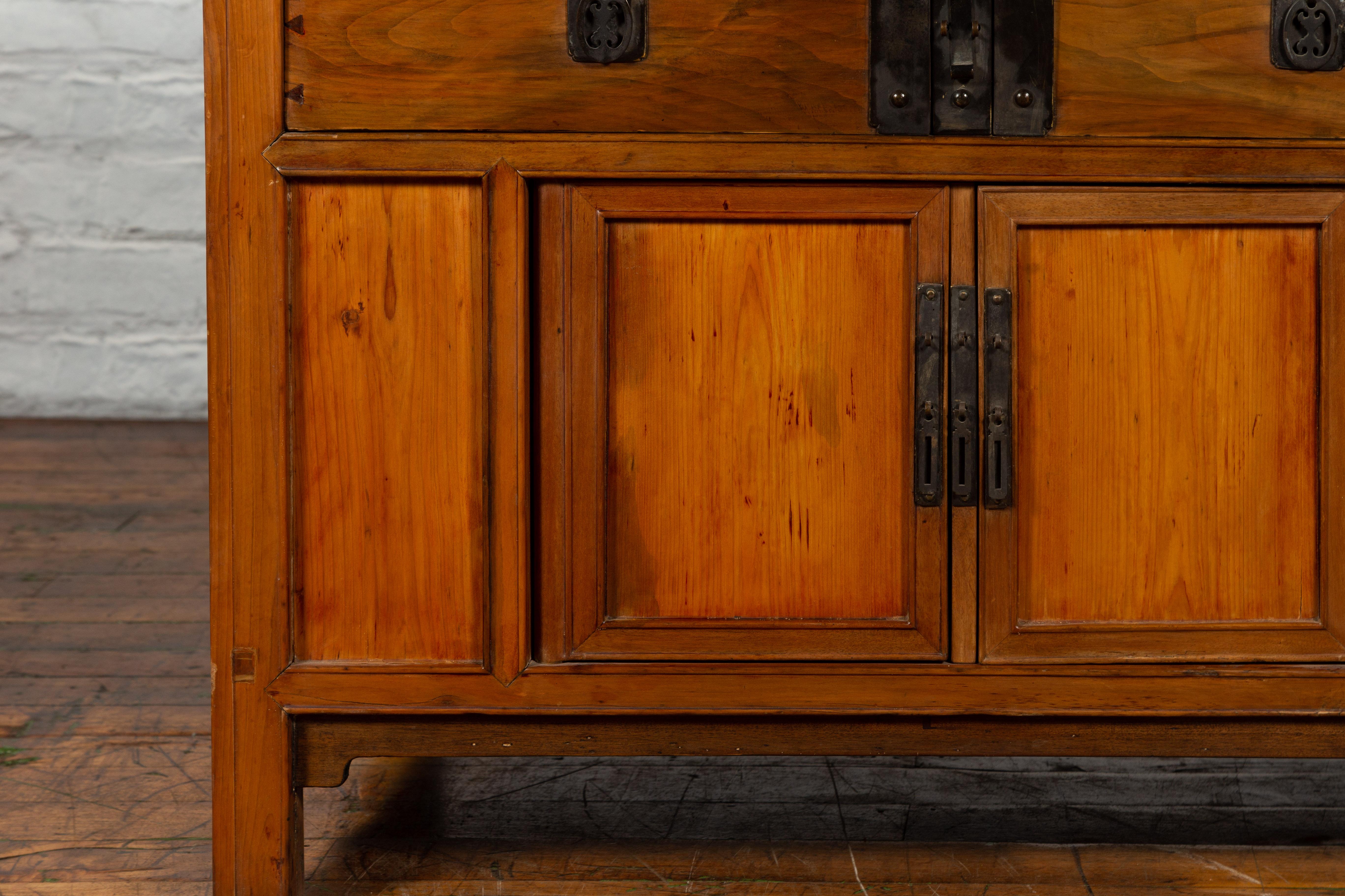 Cabinet chinois en bois d'Elmwood de la fin de la dynastie Qing avec cinq tiroirs et deux portes en vente 3
