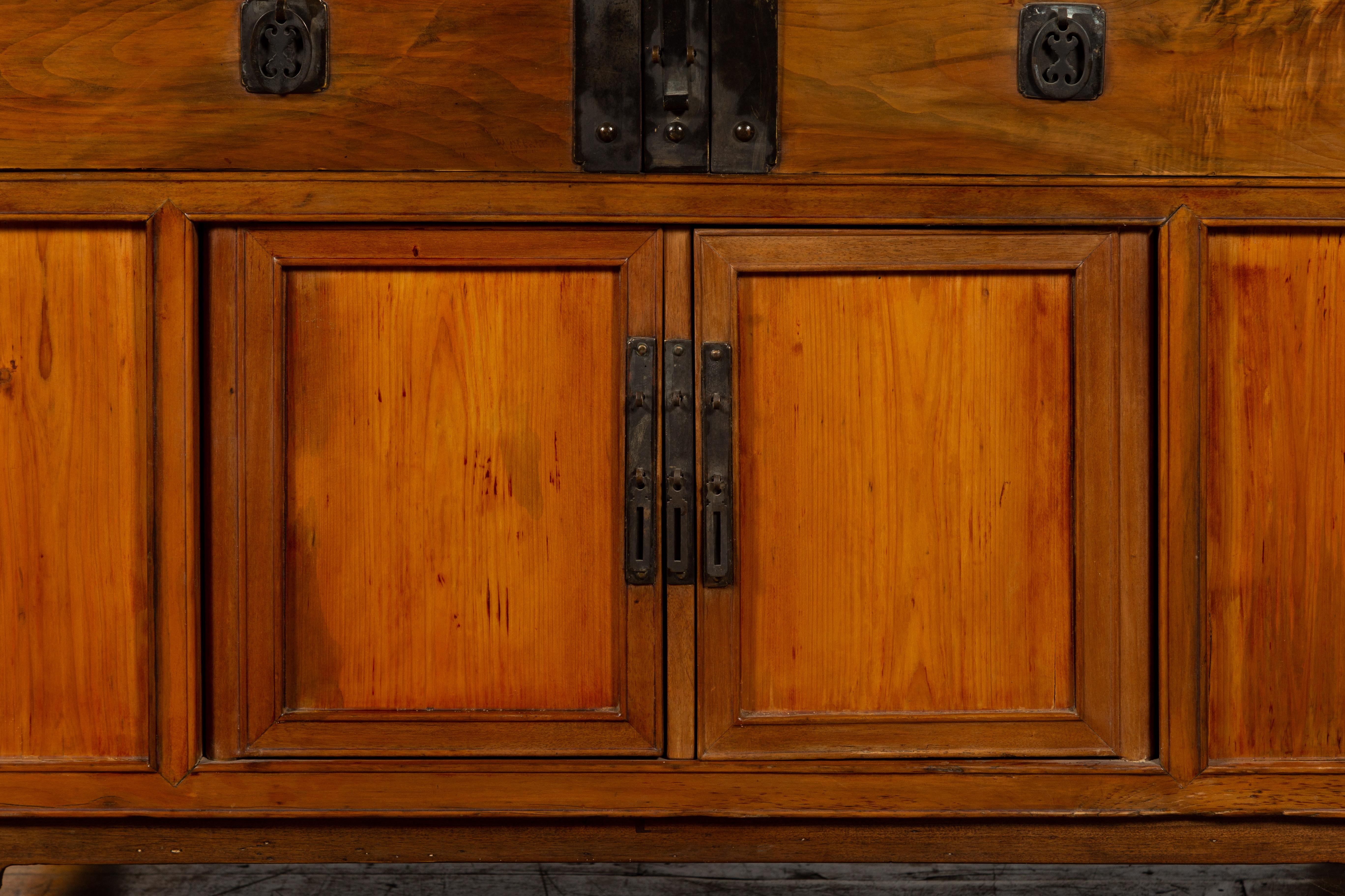 Cabinet chinois en bois d'Elmwood de la fin de la dynastie Qing avec cinq tiroirs et deux portes en vente 5