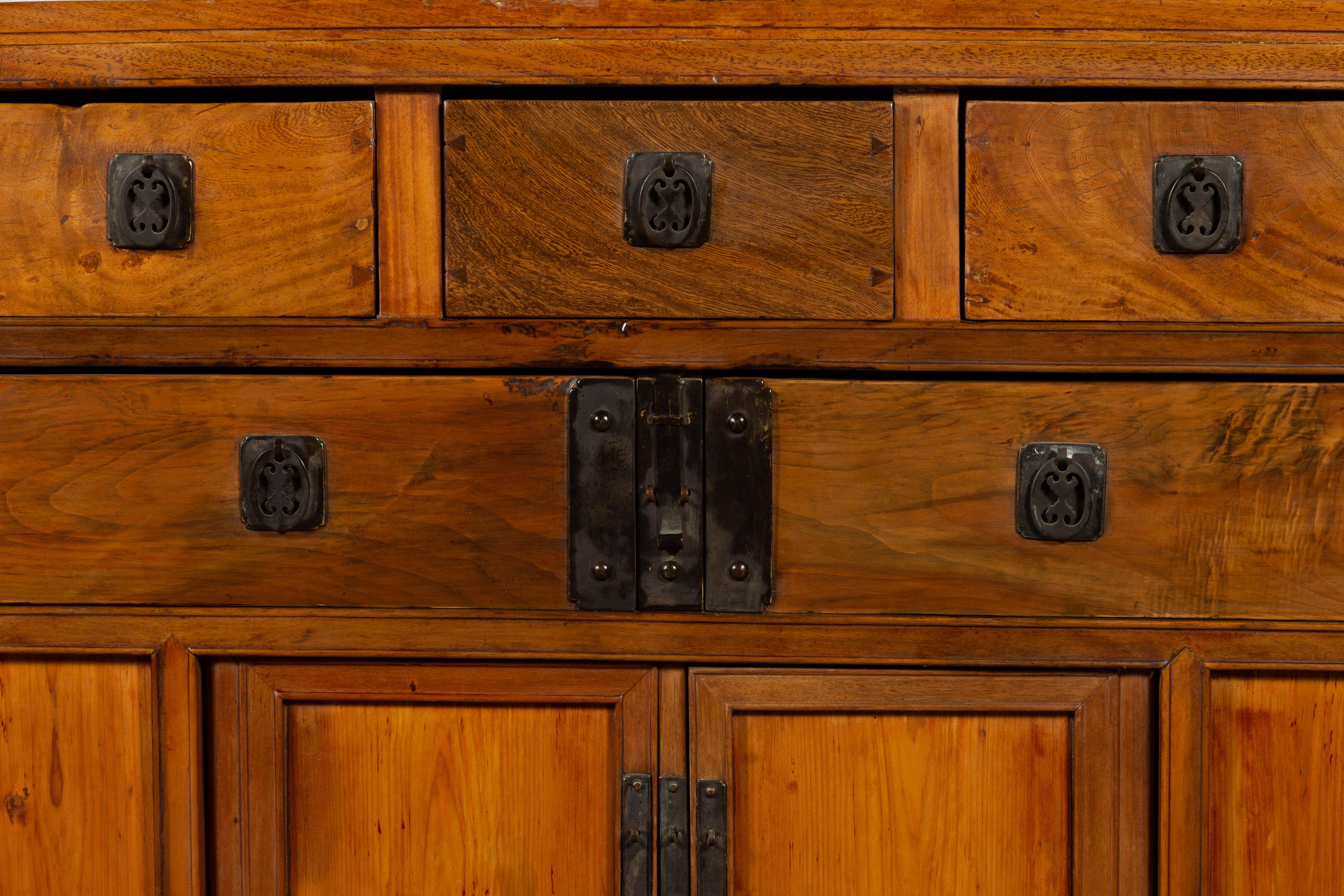 Cabinet chinois en bois d'Elmwood de la fin de la dynastie Qing avec cinq tiroirs et deux portes en vente 6