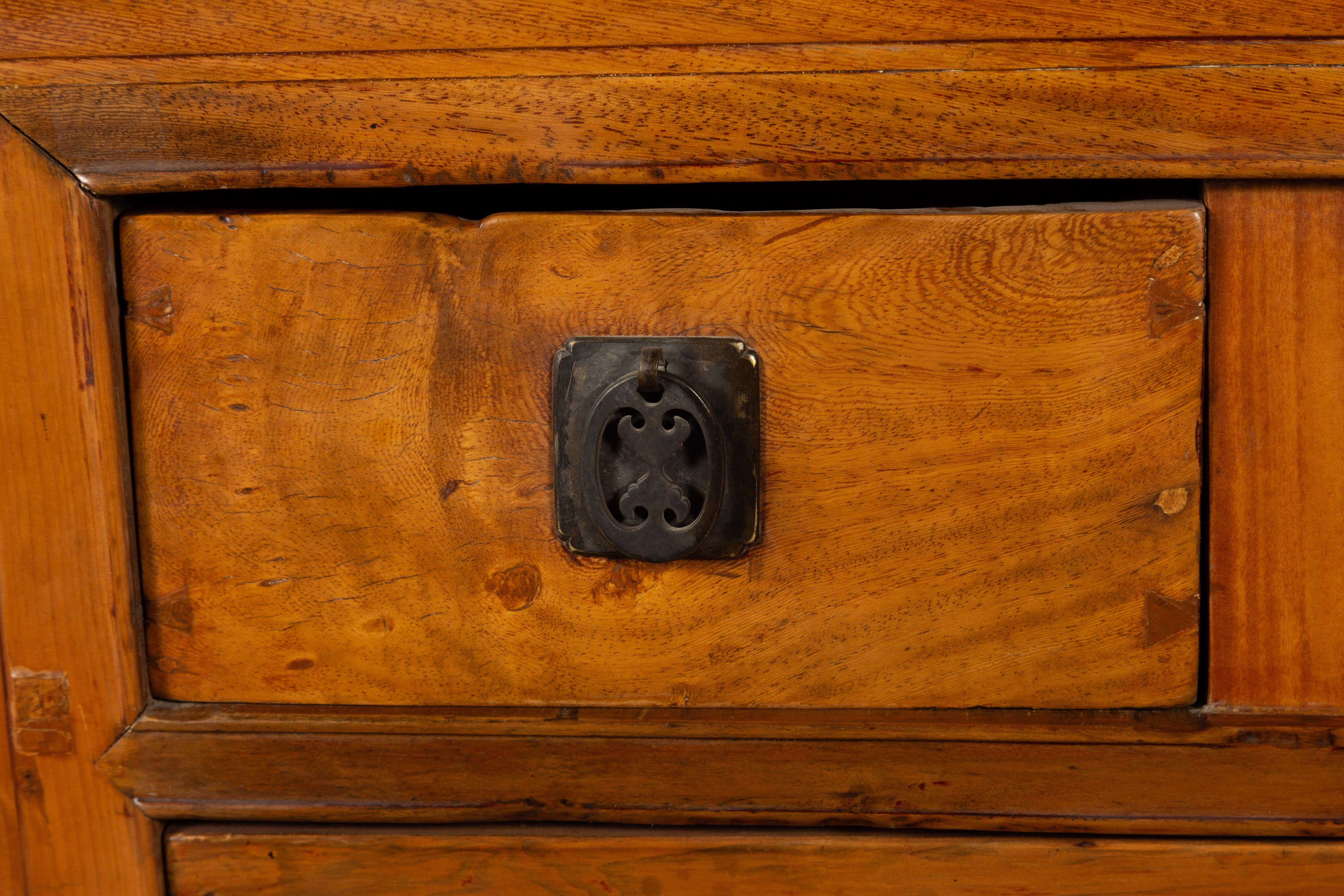 Cabinet chinois en bois d'Elmwood de la fin de la dynastie Qing avec cinq tiroirs et deux portes en vente 7