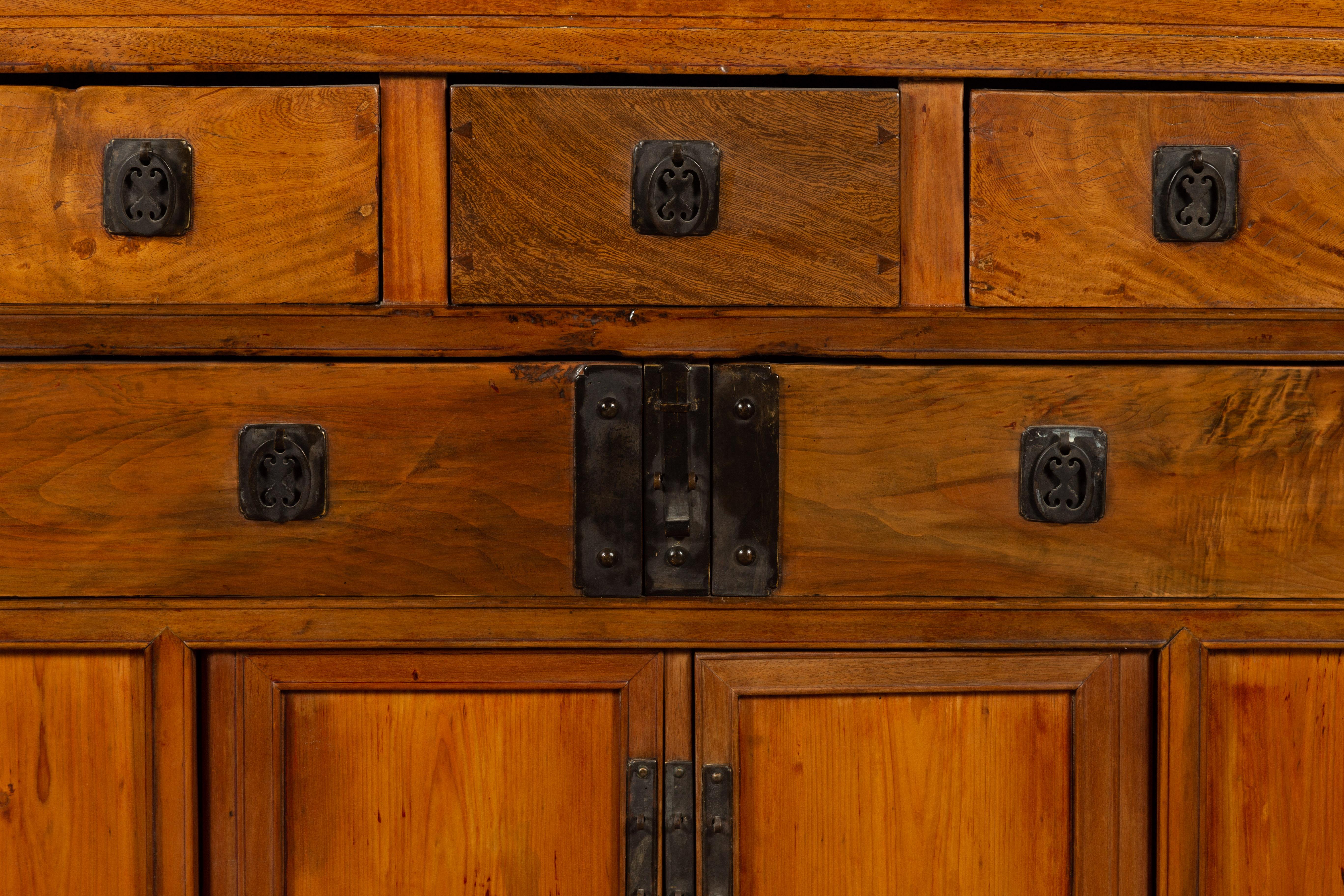 Cabinet chinois en bois d'Elmwood de la fin de la dynastie Qing avec cinq tiroirs et deux portes en vente 8