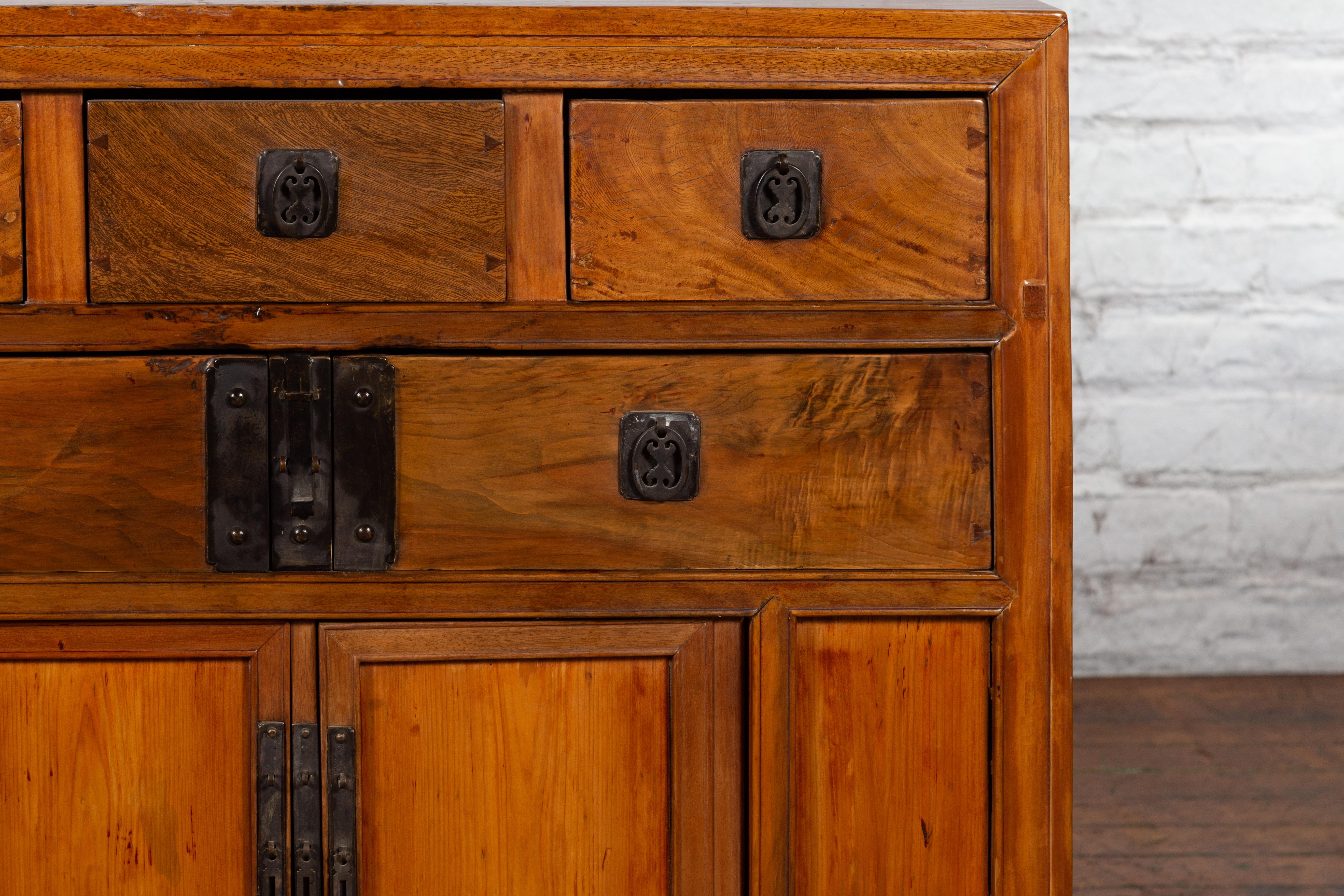 Cabinet chinois en bois d'Elmwood de la fin de la dynastie Qing avec cinq tiroirs et deux portes en vente 2