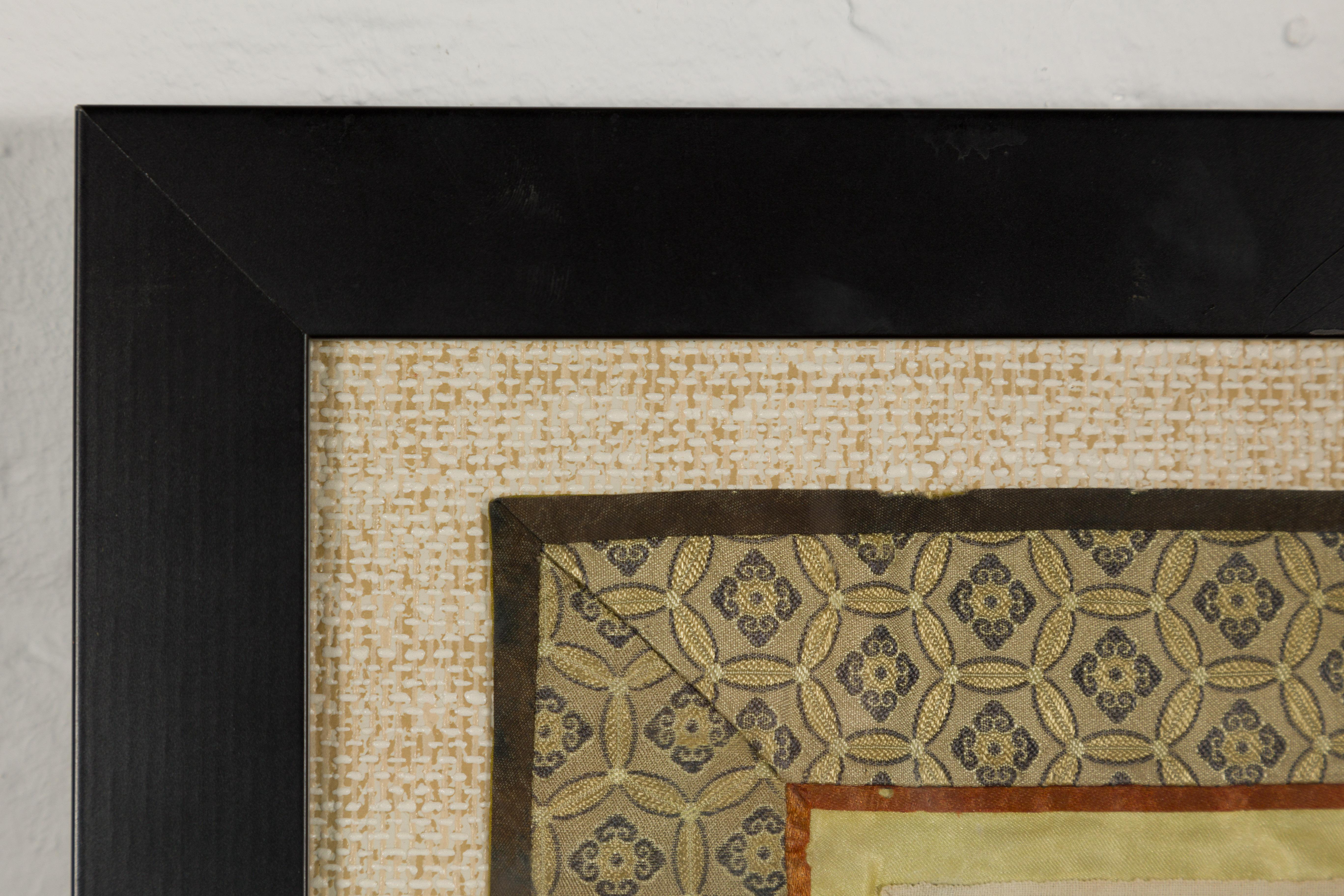 Ancien tissu de soie brodé chinois de la fin de la dynastie Qing, datant du début du 20e siècle, représentant un oiseau perché sur une branche d'arbre, entouré de fleurs, d'un papillon et de bambous. Plongez dans la beauté complexe de ce tissu de