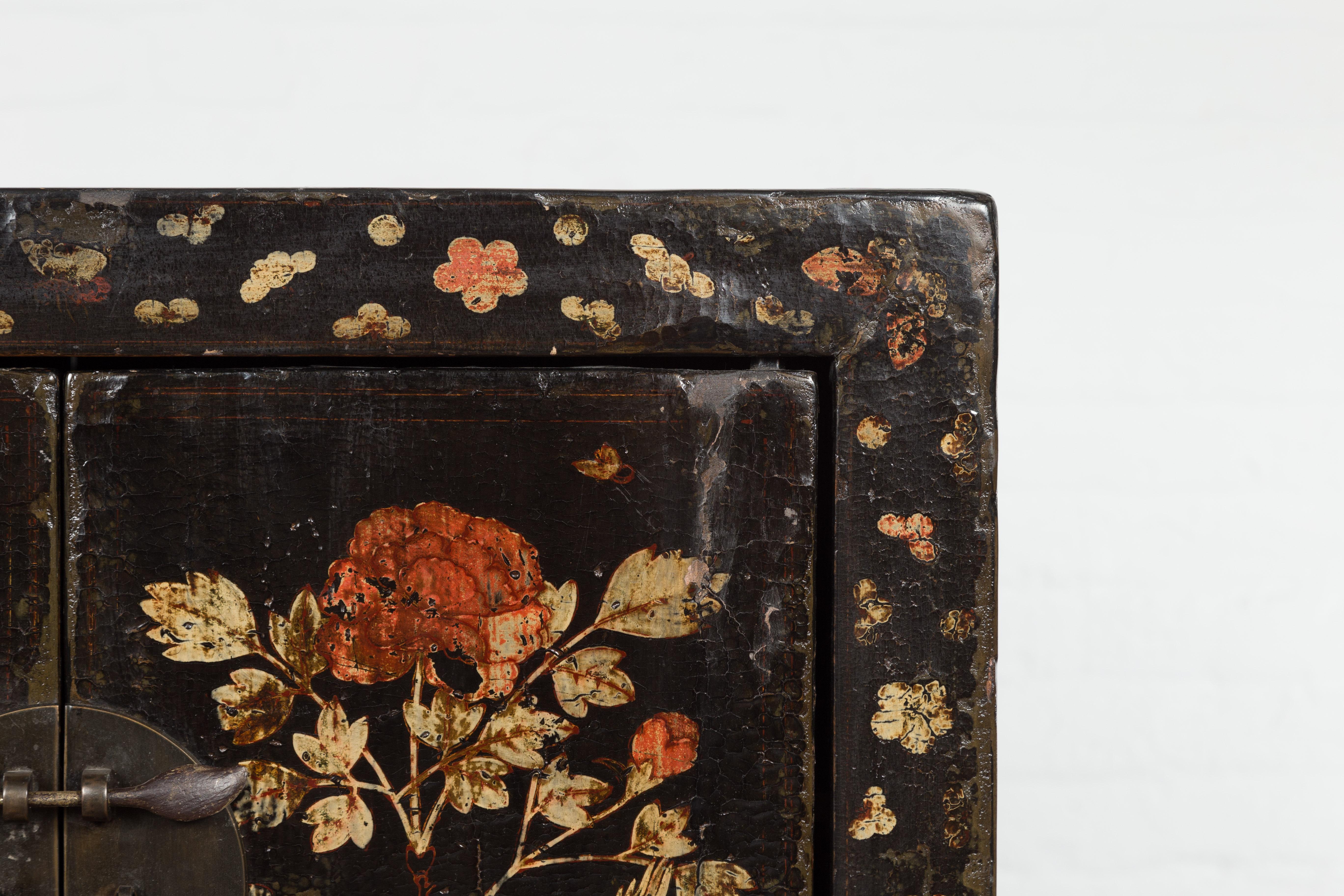 Cabinet de chevet chinois laqué de la fin de la dynastie Qing avec décor peint à la main 3