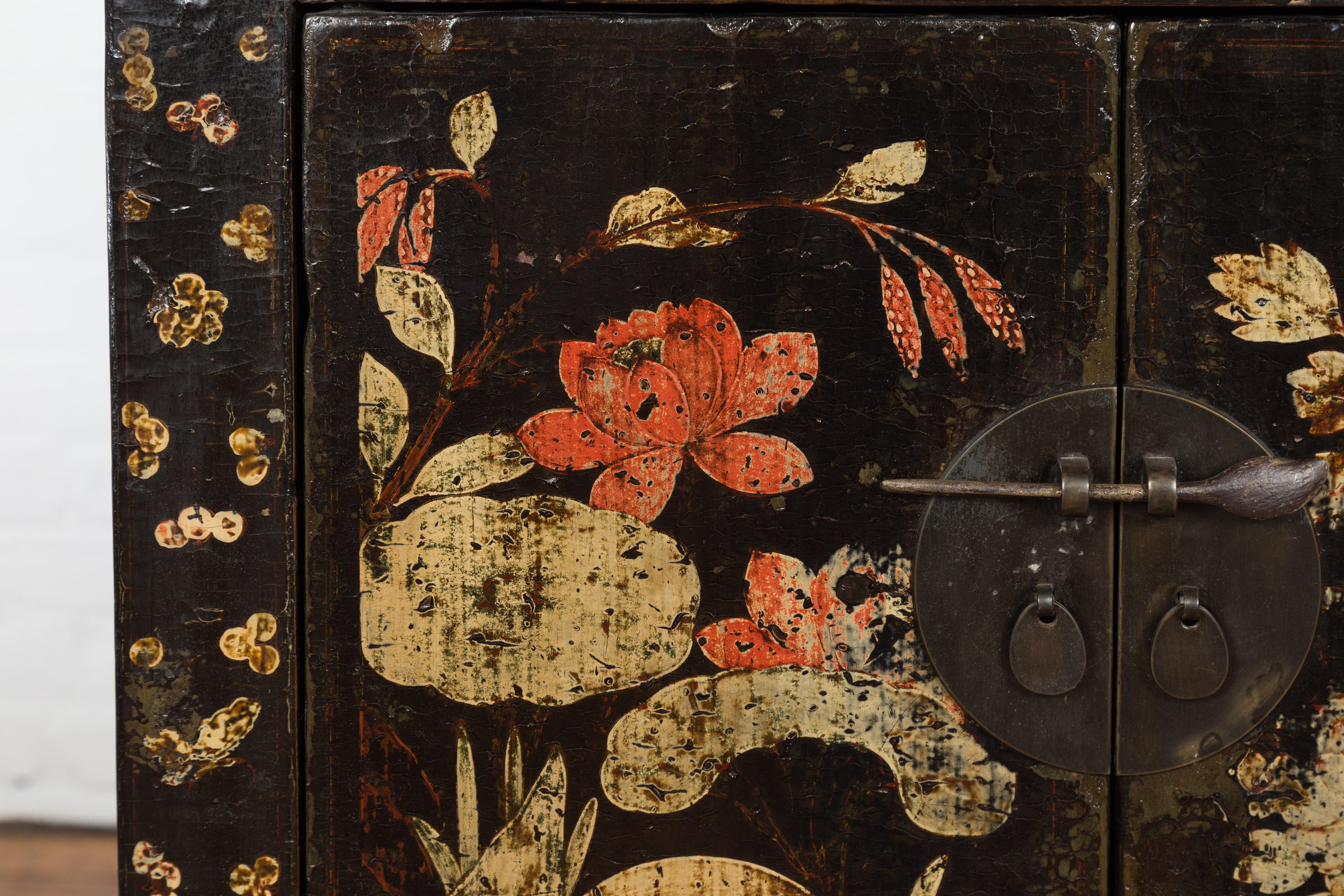 Chinese Late Qing Dynasty Lacquered Bedside Cabinet with Hand Painted Décor For Sale 5