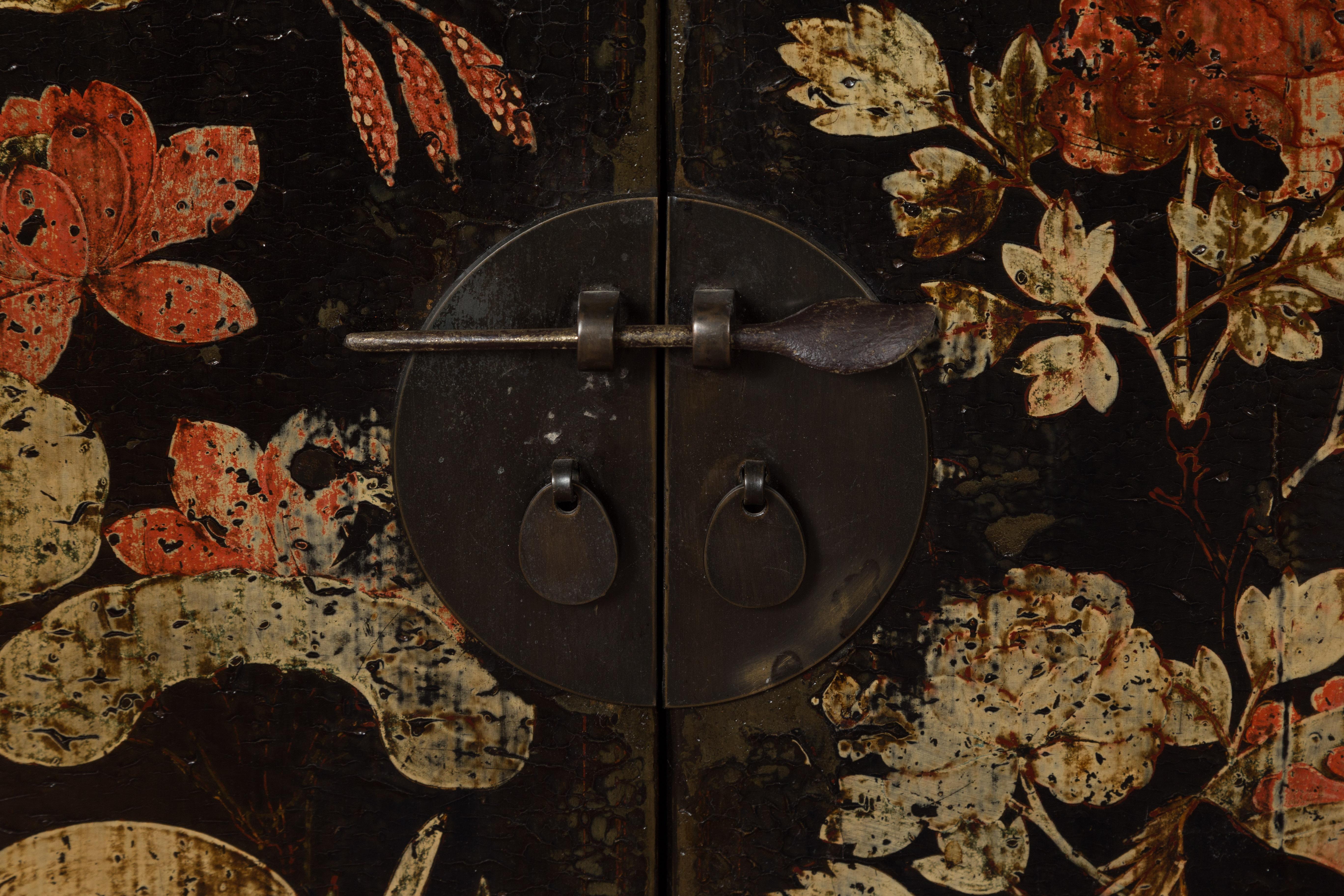 Cabinet de chevet chinois laqué de la fin de la dynastie Qing avec décor peint à la main 8