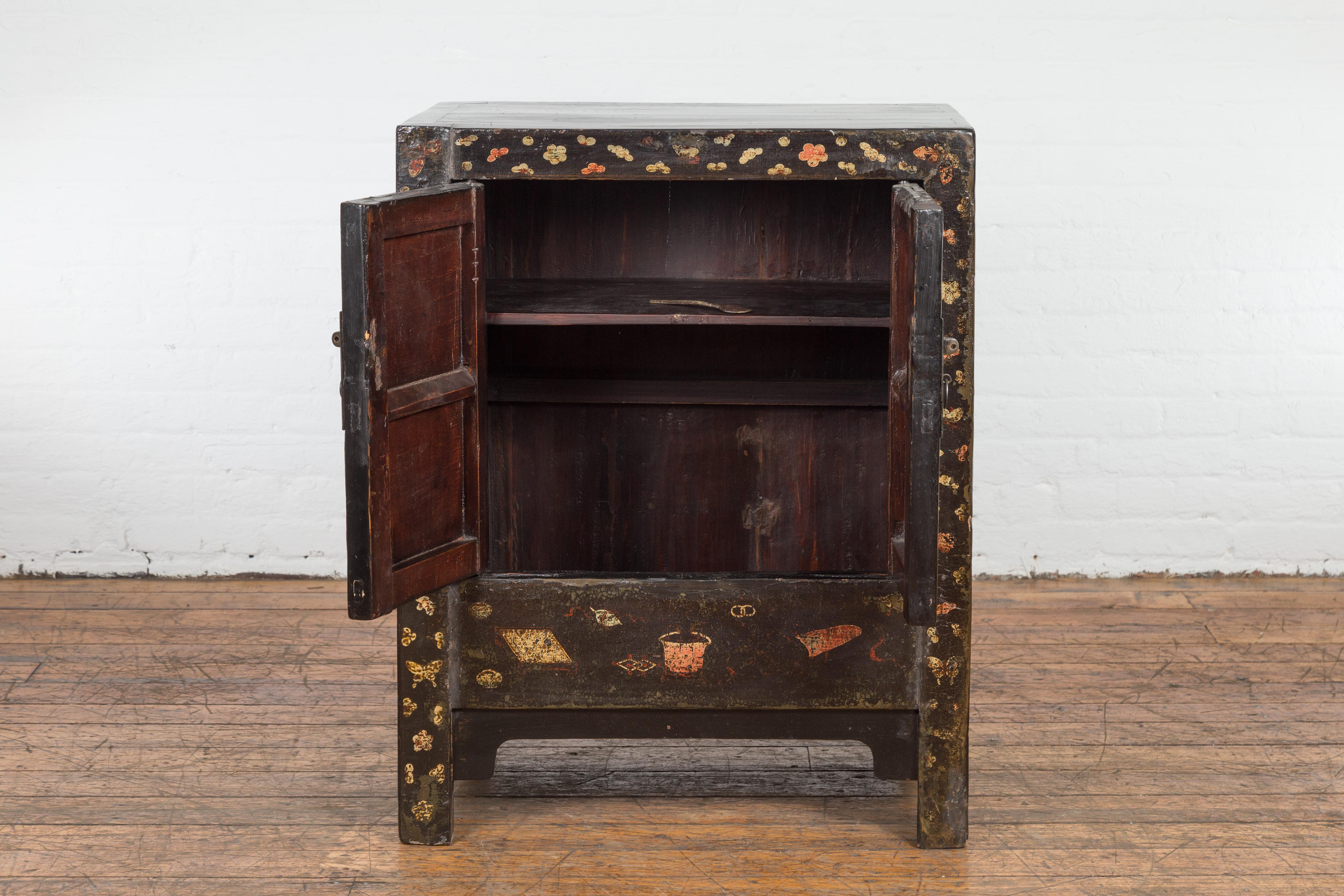 Chinese Late Qing Dynasty Lacquered Bedside Cabinet with Hand Painted Décor 10