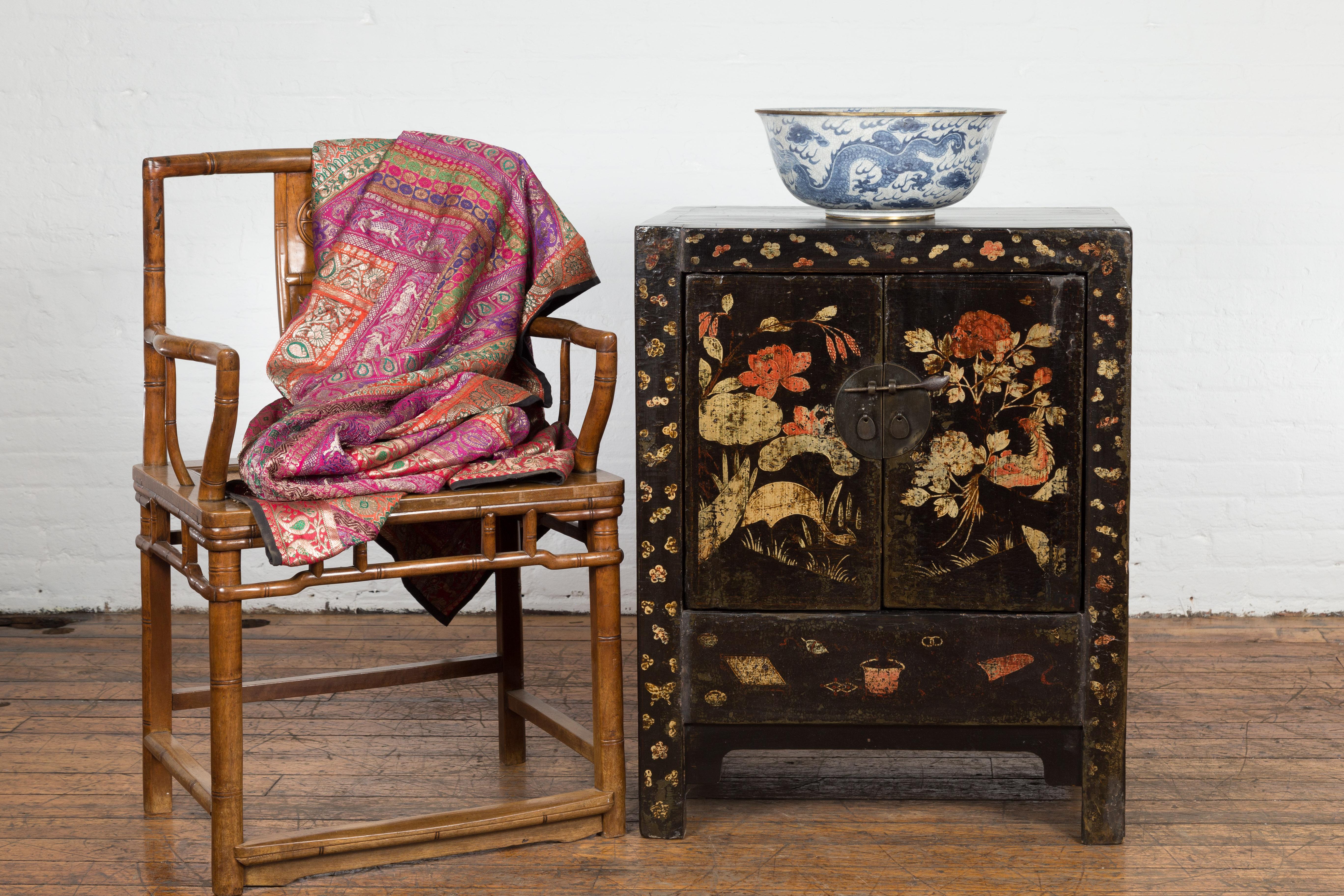 Chinois Cabinet de chevet chinois laqué de la fin de la dynastie Qing avec décor peint à la main