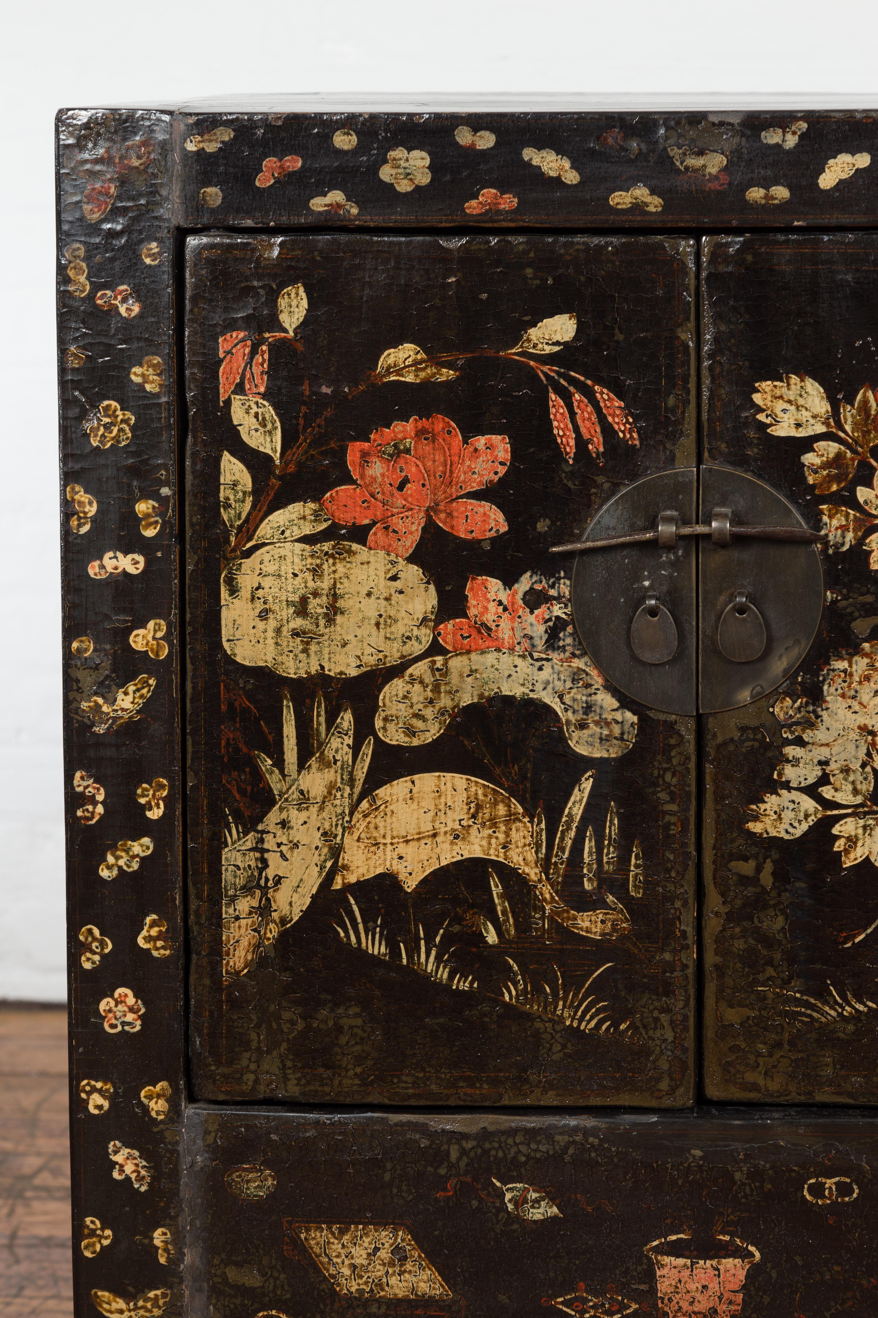 Chinese Late Qing Dynasty Lacquered Bedside Cabinet with Hand Painted Décor For Sale 1