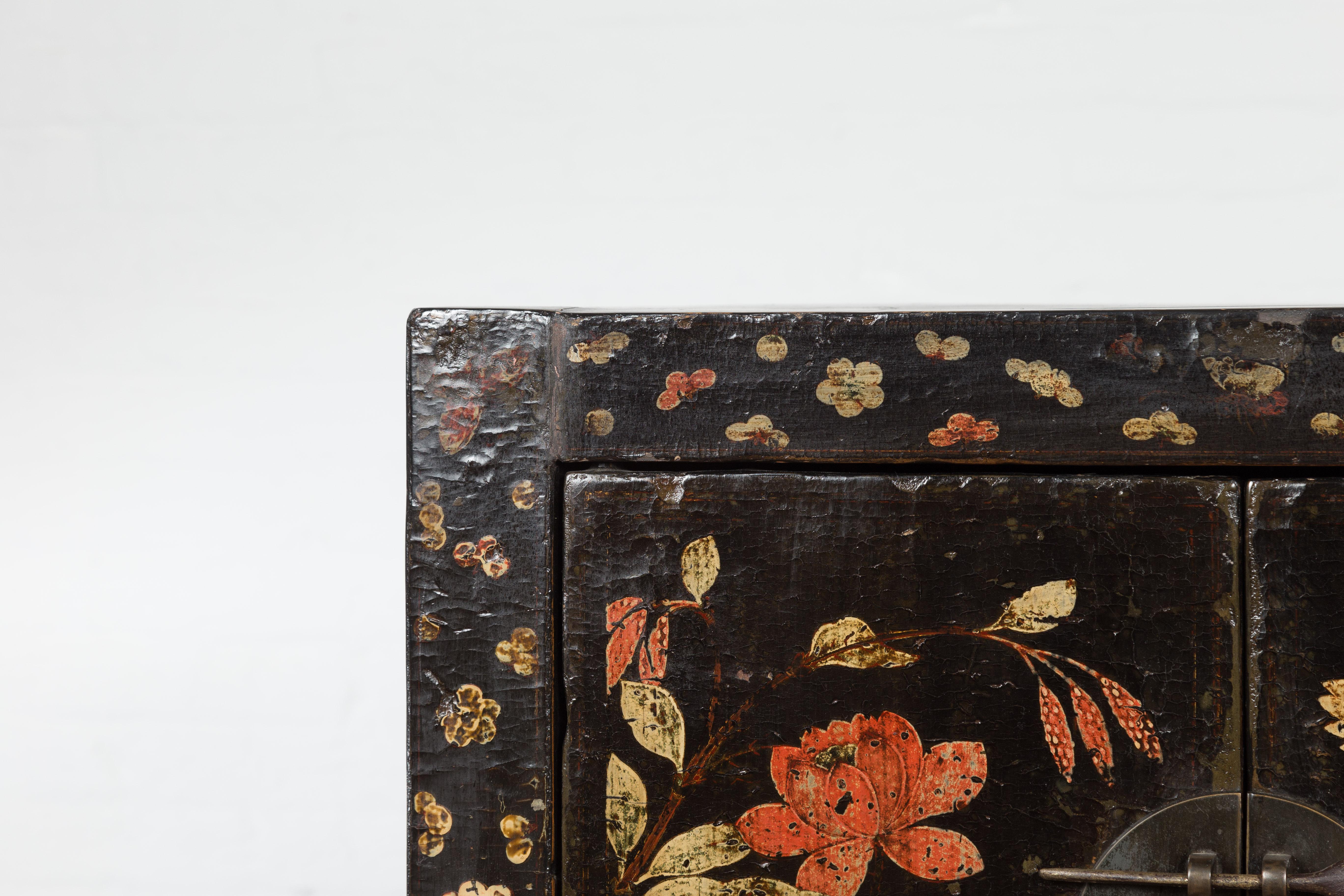 Chinese Late Qing Dynasty Lacquered Bedside Cabinet with Hand Painted Décor For Sale 3
