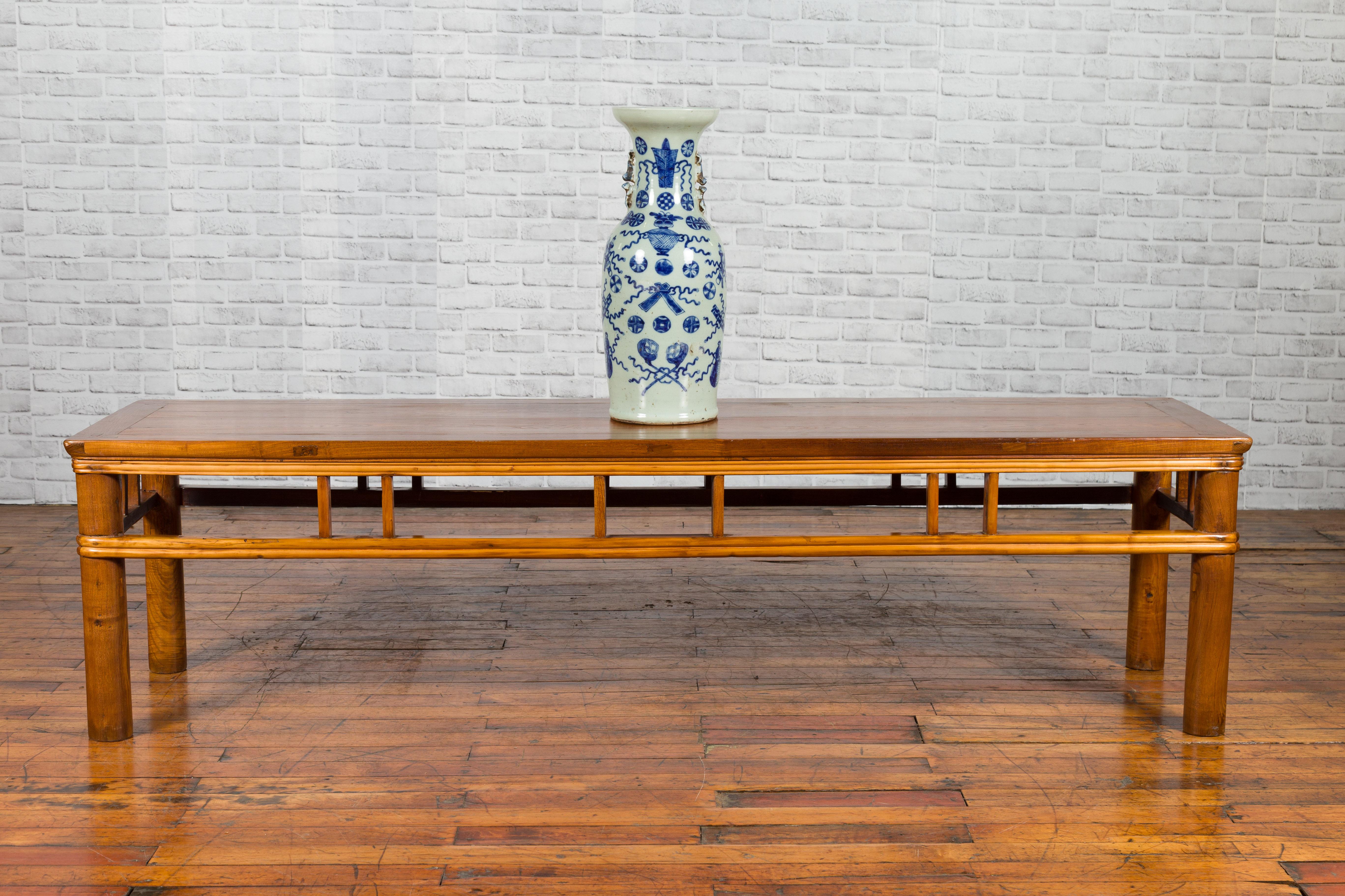 Niedriger chinesischer Tisch aus der späten Qing-Dynastie, Anfang des 20. Jahrhunderts, mit Säulenverstrebungen und zylindrischen Beinen. Dieser niedrige Tisch aus der späten Qing-Dynastie, der wahrscheinlich von einem Altartisch stammt, hat eine