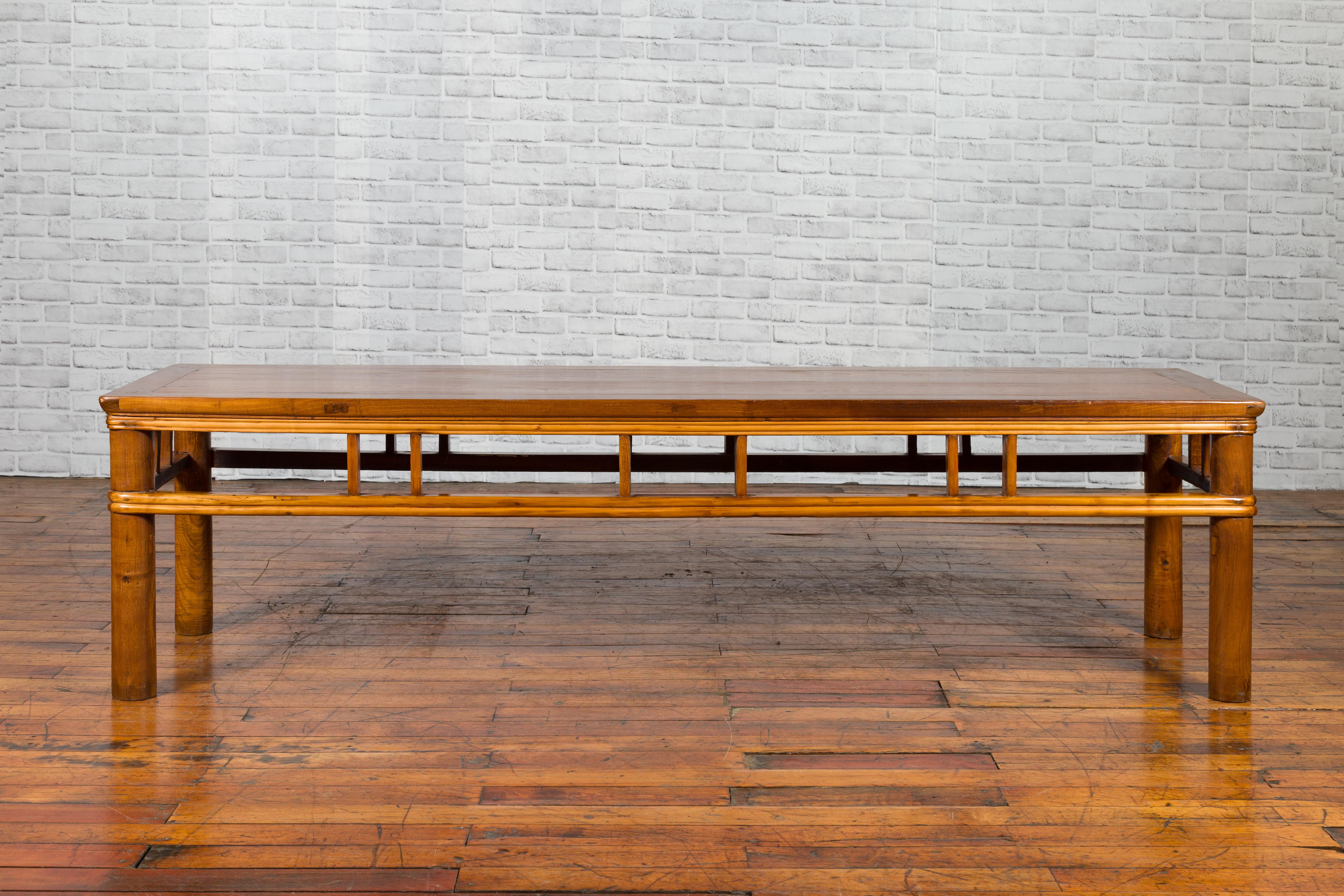 Chinesischer niedriger Tisch aus der späten Qing Dynasty mit durchbrochener Schürze und Säulenstrebenmotiven im Zustand „Gut“ im Angebot in Yonkers, NY