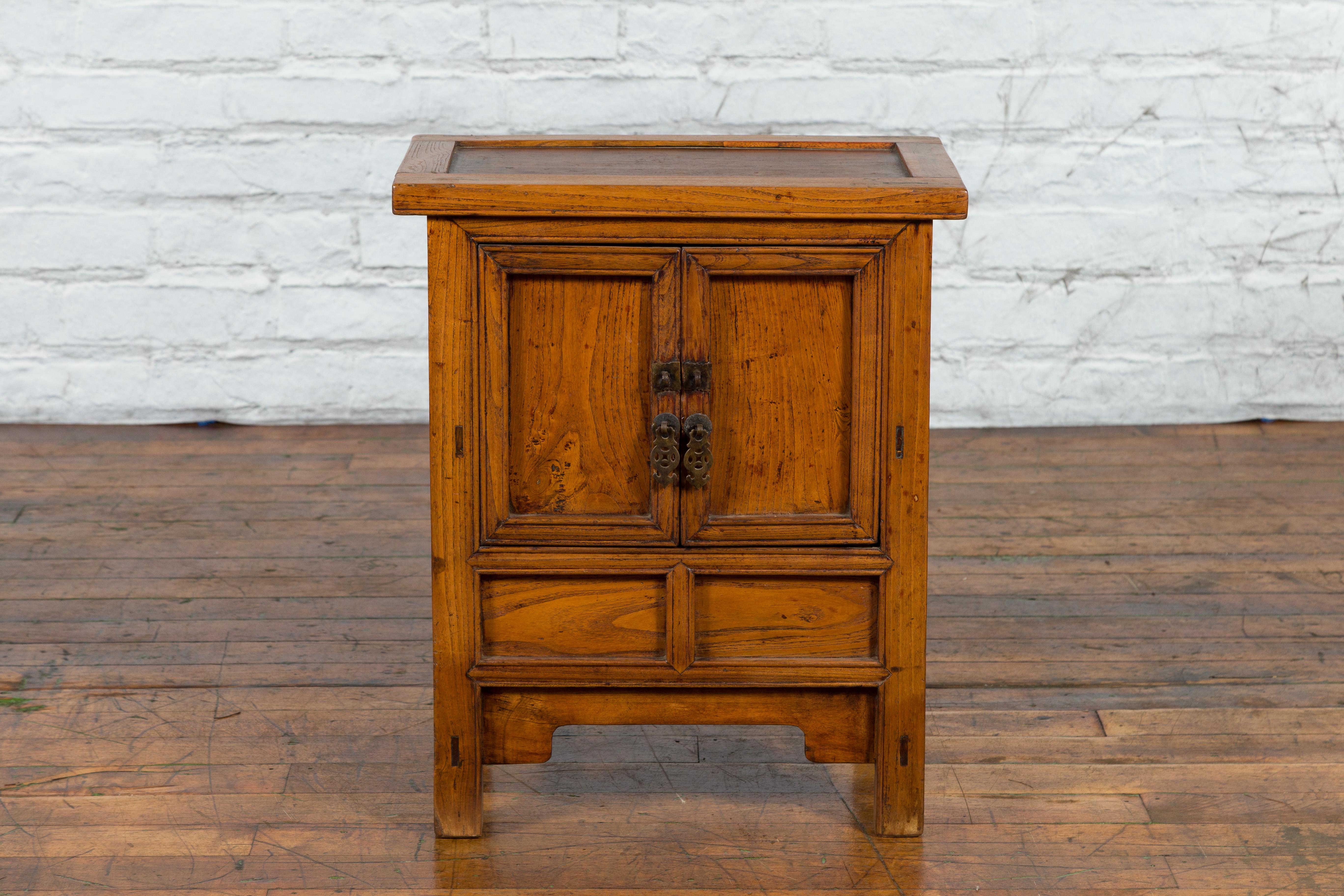 Chinese Late Qing Dynasty Period Bedside Wooden Cabinet with Two Small Doors For Sale 3