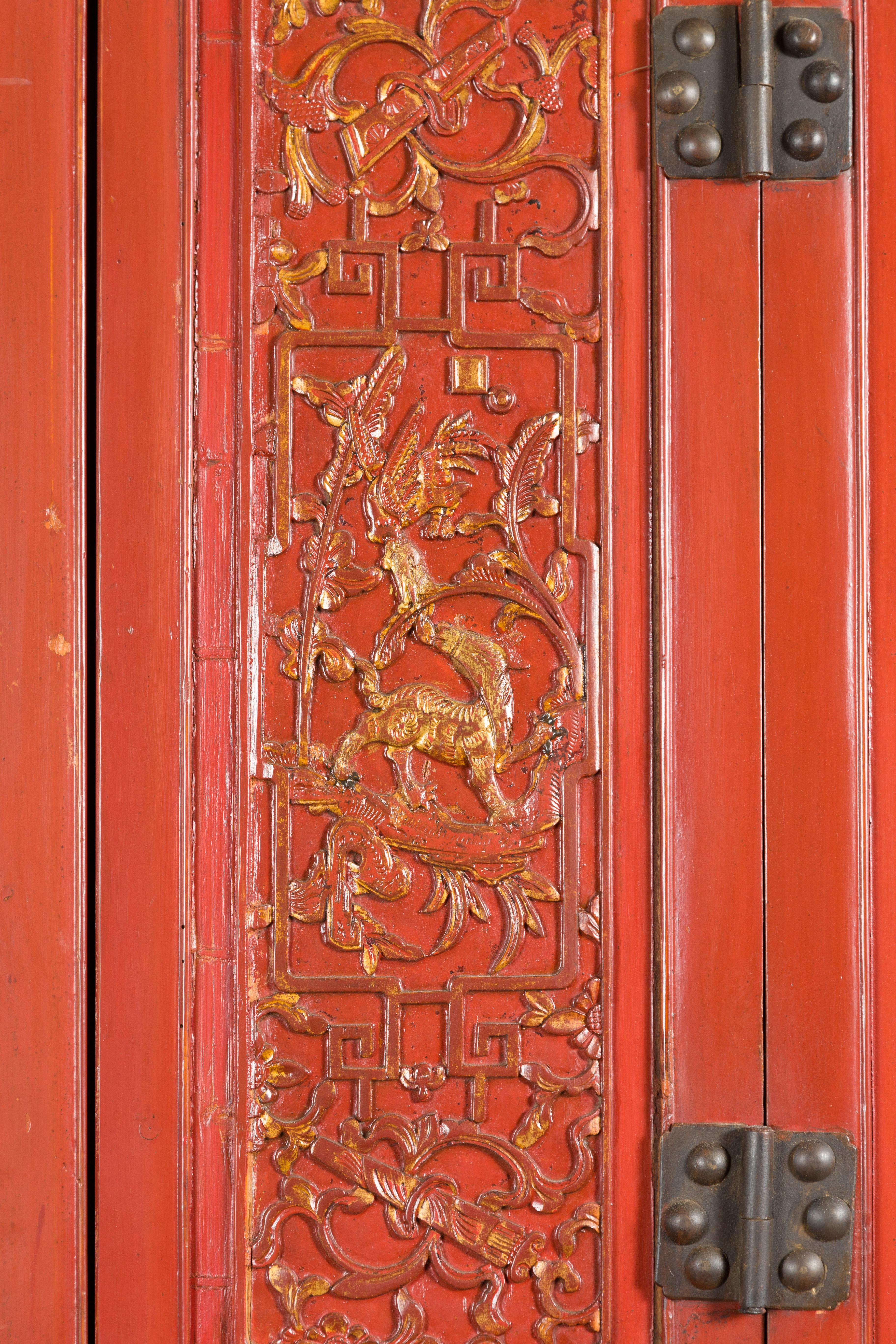 Fin de la dynastie Qing  Meuble de rangement en laque rouge avec quincaillerie papillon en vente 2
