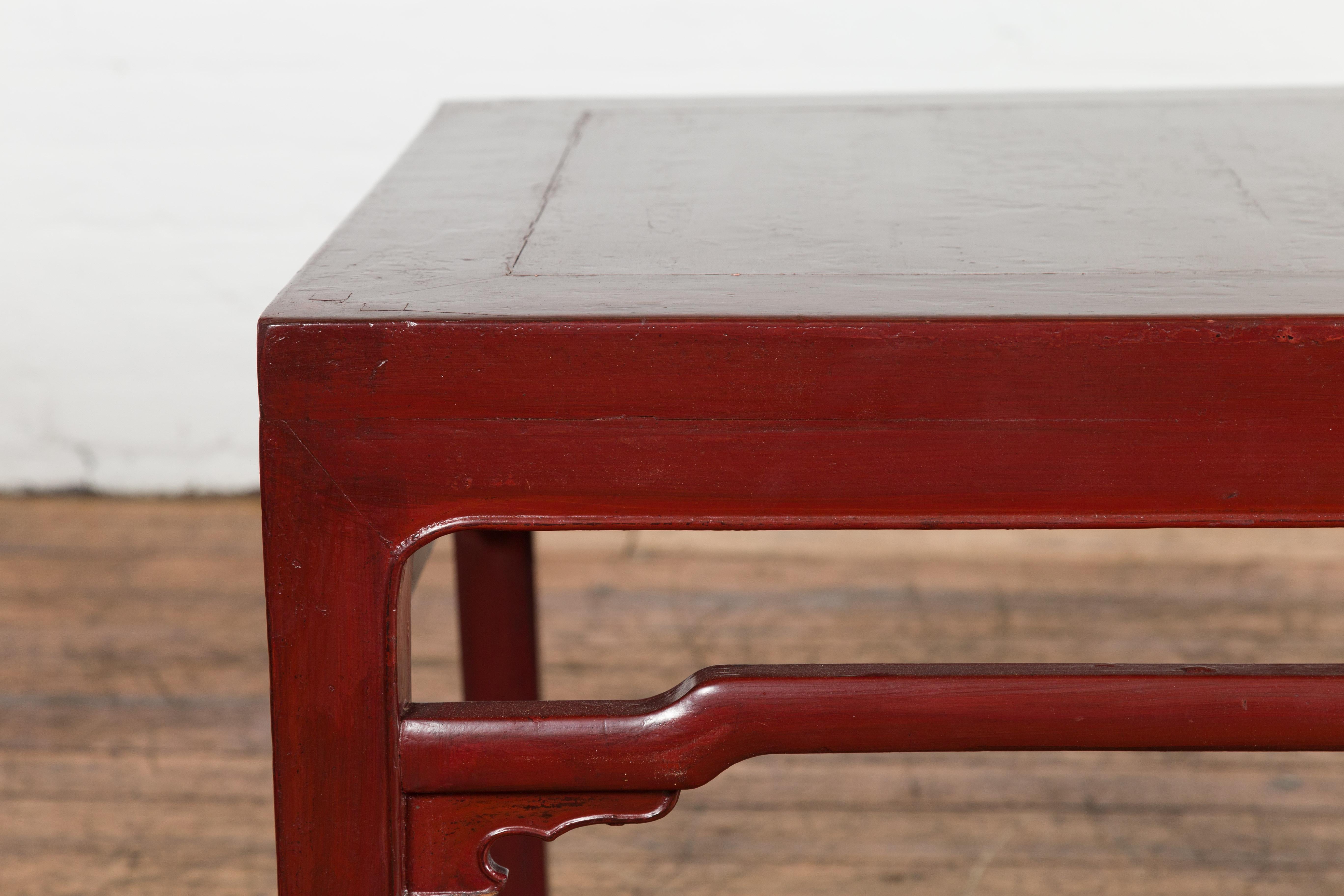 Chinesischer rot lackierter niedriger Tisch mit Pferdehoof-Füßen aus der späten Qing-Dynastie im Zustand „Gut“ im Angebot in Yonkers, NY
