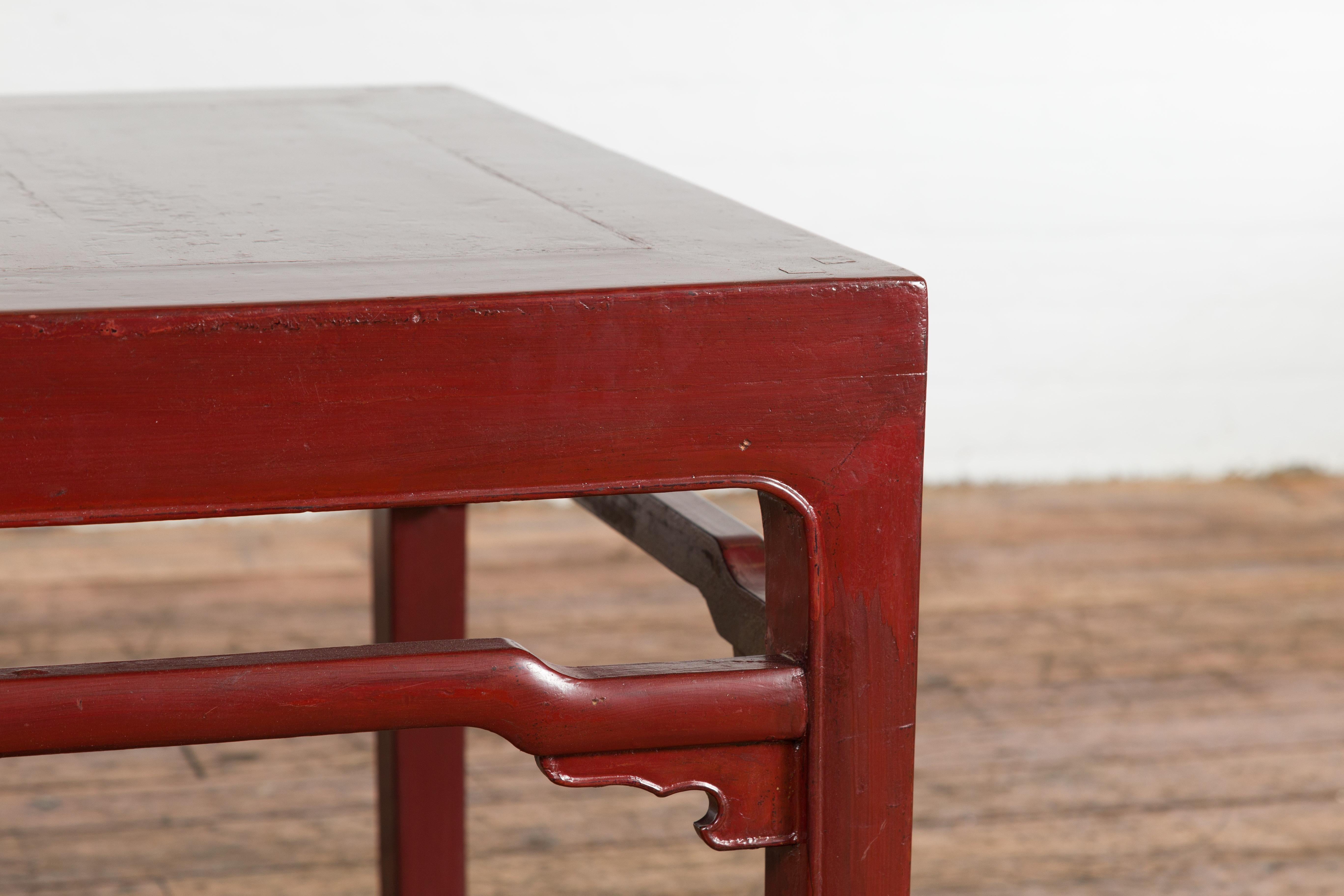 Chinesischer rot lackierter niedriger Tisch mit Pferdehoof-Füßen aus der späten Qing-Dynastie (20. Jahrhundert) im Angebot