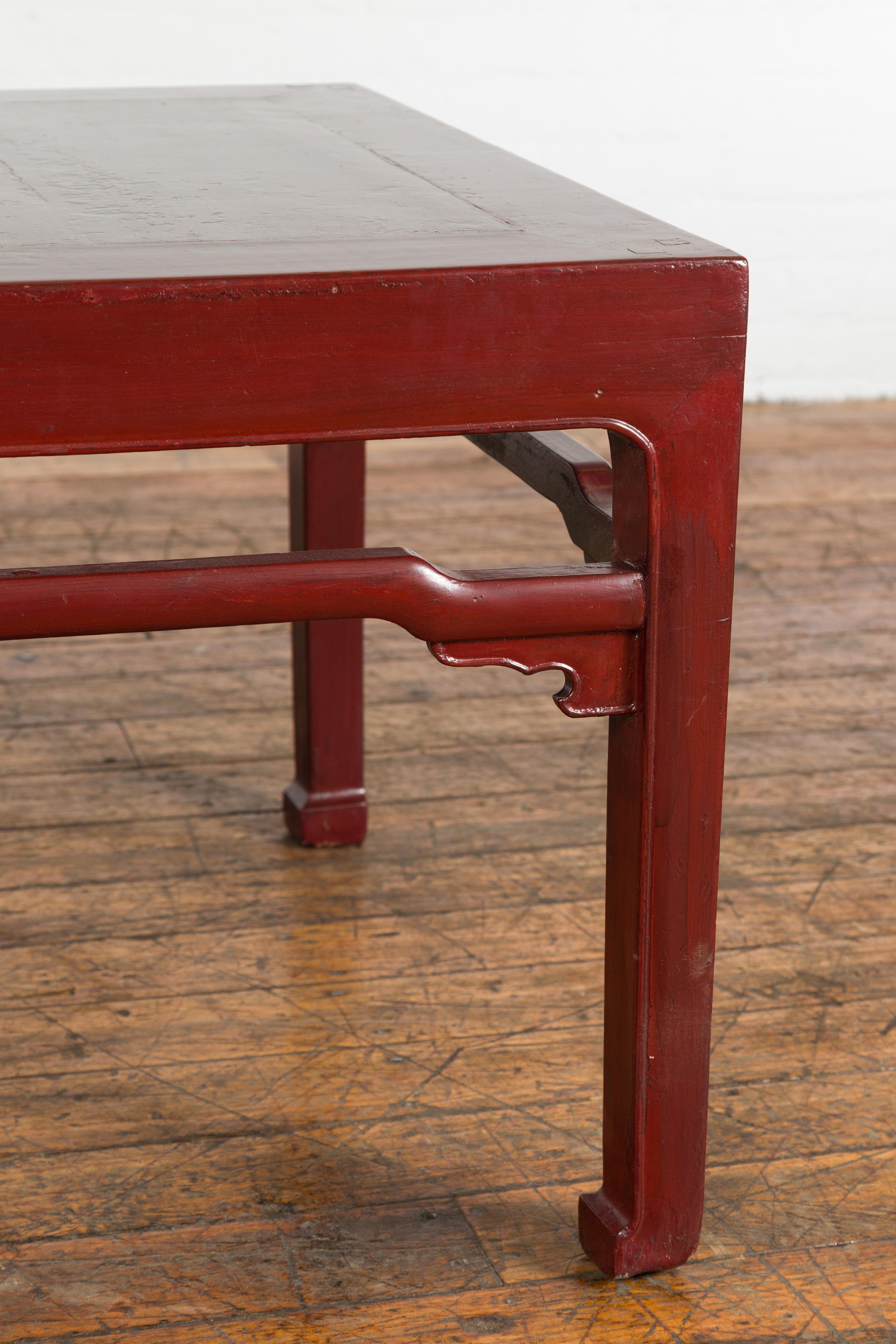 Chinesischer rot lackierter niedriger Tisch mit Pferdehoof-Füßen aus der späten Qing-Dynastie im Angebot 1