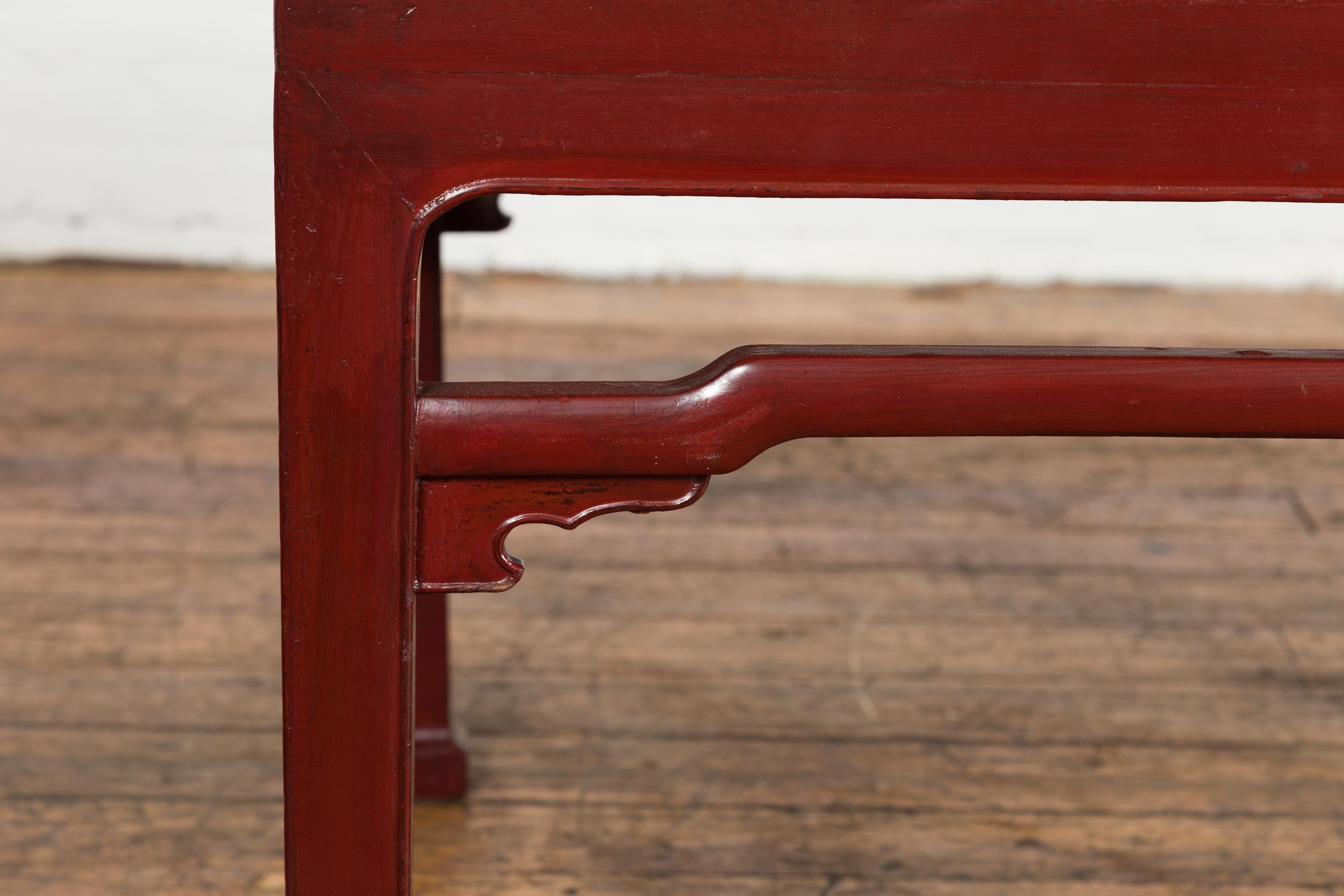 Chinesischer rot lackierter niedriger Tisch mit Pferdehoof-Füßen aus der späten Qing-Dynastie im Angebot 2